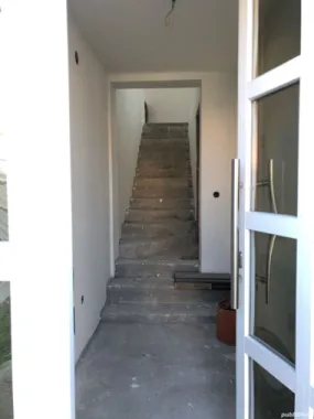 BRASADAS vinde casa în zona Micro 17 teren 9.5 ari 240mp.