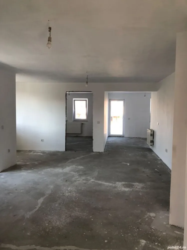 BRASADAS vinde casa în zona Micro 17 teren 9.5 ari 240mp.