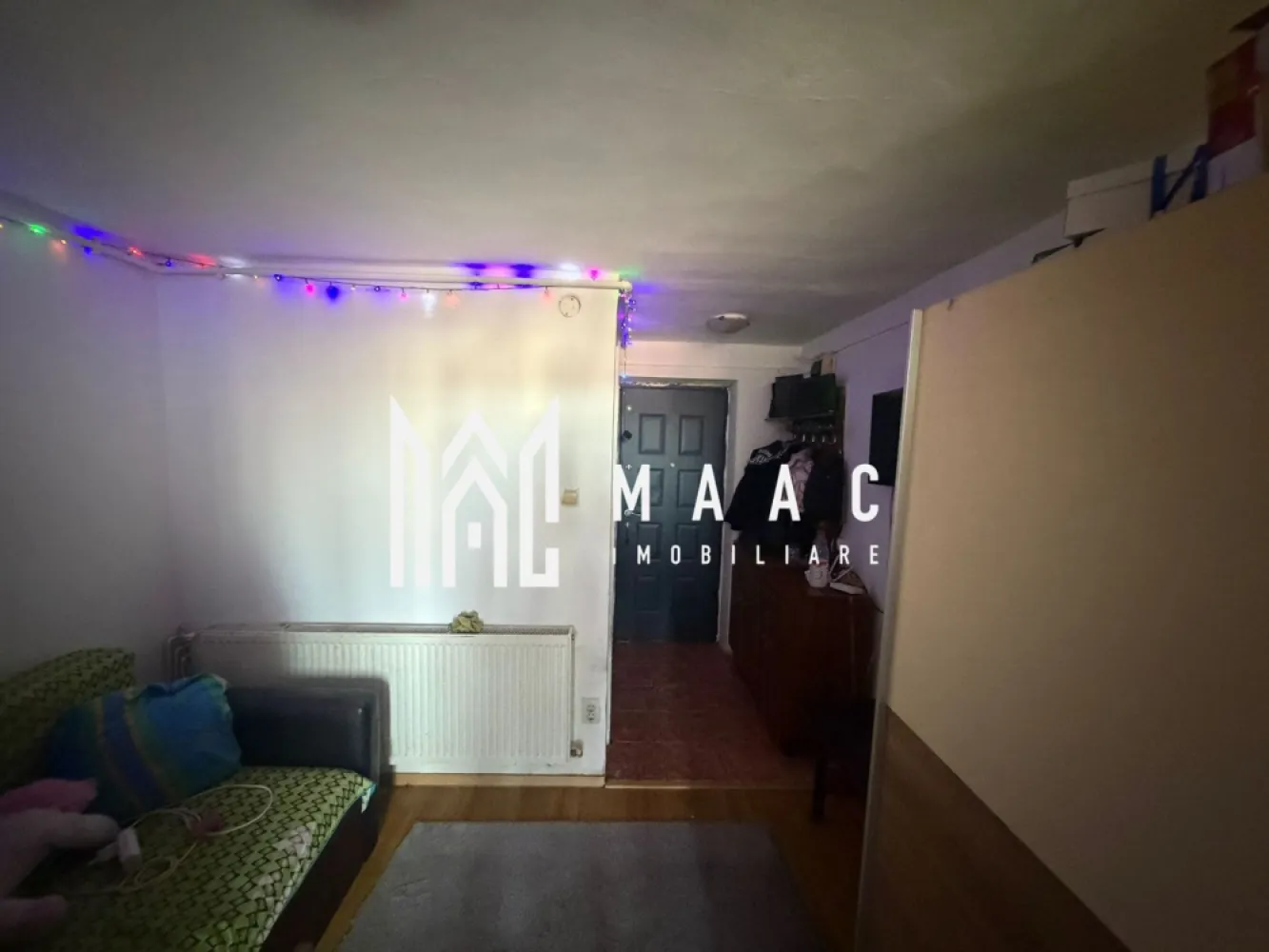 Apartament 1 Camera I Decomandat I Cisnadie - Va propunem spre vanzare o garsoniera decomandata situata la etajul 4 din 4 al unui imobil din Cisnadie. Proprietatea reprezintă o oportunitate excelentă atât pentru locuire, cât și pentru investiție, oferind un echilibru ideal între confortul urban și accesibilitate. Garsoniera beneficiază de o compartimentare practică, cu spații bine proporționate și funcționale, fiind ușor de amenajat conform nevoilor viitorului proprietar. Localizarea este unul dintre principalele avantaje ale proprietății: oferă acces rapid către centrul orașului, precum și către principalele artere de circulație. În proximitate se regăsesc magazine, mijloace de transport, servicii și alte facilități esențiale pentru viața de zi cu zi. Această proprietate este ideală pentru cei care își doresc o locuință modernă într-o zonă bine conectată sau pentru investitori care caută un apartament cu potențial ridicat de închiriere. Avantaze: aer conditionat Disponibil imediat Se poate prelua cun chiriasi Pentru informati si vizionari: ID: CP2918549 }}