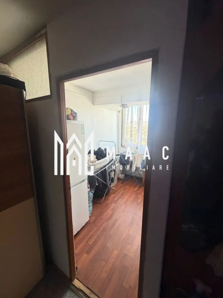 Apartament 1 Camera I Decomandat I Cisnadie - Va propunem spre vanzare o garsoniera decomandata situata la etajul 4 din 4 al unui imobil din Cisnadie. Proprietatea reprezintă o oportunitate excelentă atât pentru locuire, cât și pentru investiție, oferind un echilibru ideal între confortul urban și accesibilitate. Garsoniera beneficiază de o compartimentare practică, cu spații bine proporționate și funcționale, fiind ușor de amenajat conform nevoilor viitorului proprietar. Localizarea este unul dintre principalele avantaje ale proprietății: oferă acces rapid către centrul orașului, precum și către principalele artere de circulație. În proximitate se regăsesc magazine, mijloace de transport, servicii și alte facilități esențiale pentru viața de zi cu zi. Această proprietate este ideală pentru cei care își doresc o locuință modernă într-o zonă bine conectată sau pentru investitori care caută un apartament cu potențial ridicat de închiriere. Avantaze: aer conditionat Disponibil imediat Se poate prelua cun chiriasi Pentru informati si vizionari: ID: CP2918549 }}