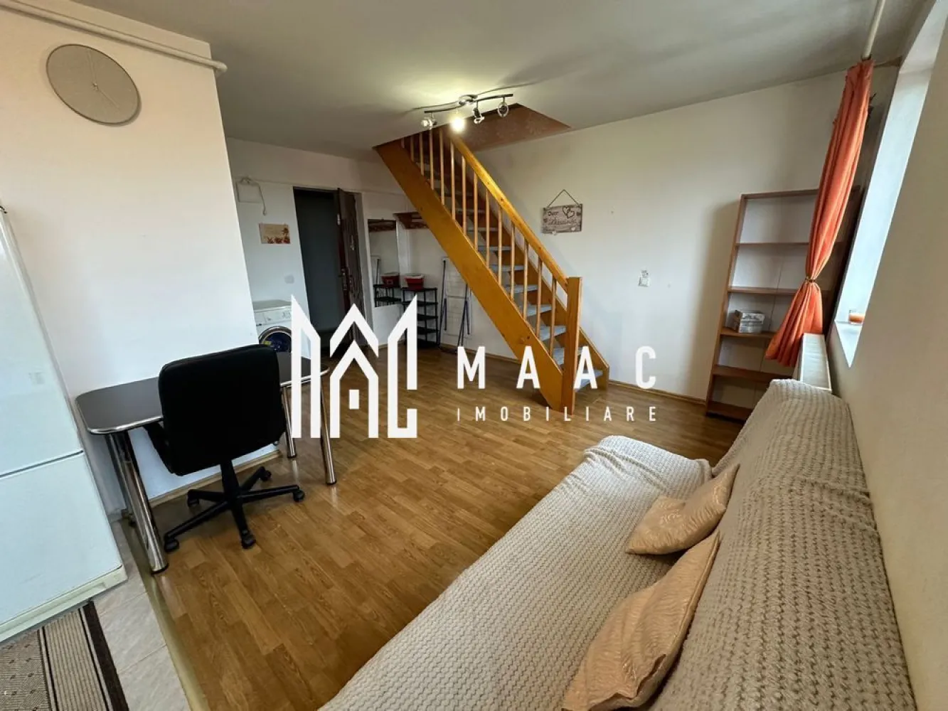 Apartament 2 Camere I Decomandat I Zona Vasile Aaron - Va propunem spre vanzare un apartament de 2 camere compartimentat pe 2 nivele situat la etajul 5 al un unui imobil din zona Vasile Aaron. Compartimentare: Primul nivel: Hol de intrare Living cu bucătărie tip open-space Baie Balcon Al doilea nivel: Dormitor spațios Alte detalii: Distribuit pe două niveluri Luminos și bine compartimentat Se vinde complet mobilat și utilat, exact ca în fotografiile de prezentare Ideal pentru locuință proprie sau investiție Zona oferă liniște, aer curat și acces rapid către punctele de interes ale orașului, fiind potrivită pentru cei care își doresc confort și priveliște într-un cadru natural. Pentru mai multe detalii sau programarea unei vizionări, nu ezitați să ne contactați specificand ID: CP2923653 }}
