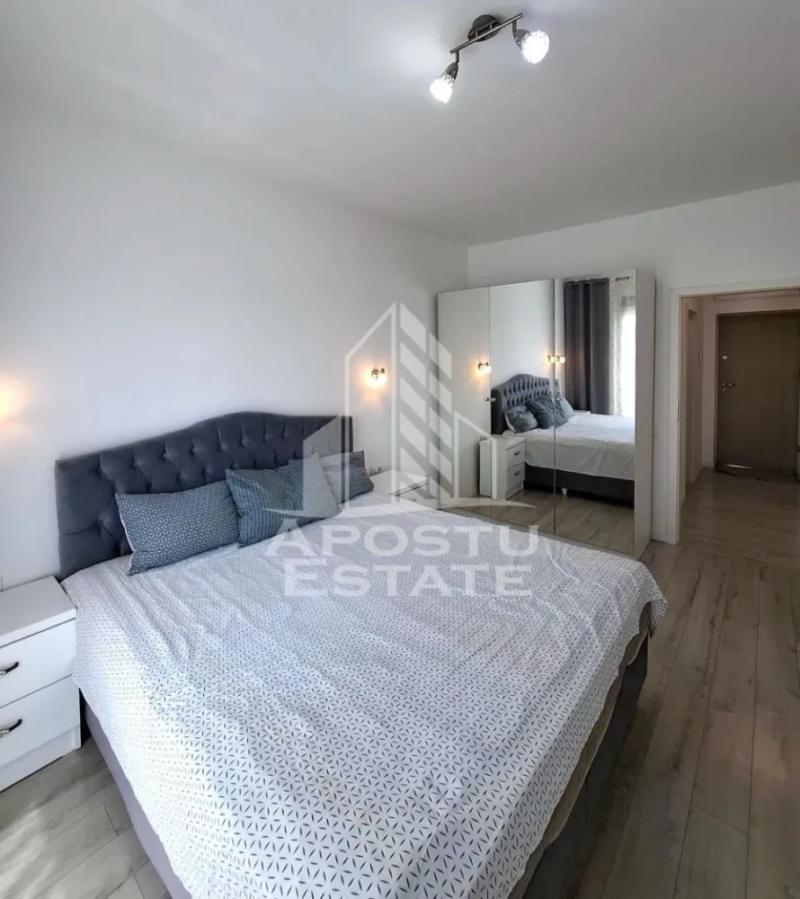 Apartament 2 camere, 52 mp utili. Loc de parcare - Apostu Estate va propune spre inchiriere un apartament cu 2 camere, situat la etajul 4, intr-o zona excelenta, in apropiere de Afi, Stadionul Francisc von Neuman si statiile de mijloace de transport in comun, oferind acces rapid catre principalele puncte de interes ale orasului.

Cu o suprafata utila de 52 mp, locuinta este compartimentata eficient si dispune de 1 dormitor confortabil, 1 living luminos, 1 bucatarie separata si 1 baie dotata cu cada, oferind un ambient placut si functional.

Apartamentul se inchiriaza complet mobilat si utilat, fiind pregatit pentru mutare imediata, astfel incat viitorii chiriasi sa beneficieze de tot confortul necesar inca din prima zi. 
In plus, proprietatea dispune si de loc de parcare, un avantaj important pentru confortul zilnic.

Datorita amplasarii excelente si facilitatilor oferite, aceasta proprietate este ideala pentru persoane active, cupluri sau familii care isi doresc o locuinta moderna, practica si bine pozitionata.

Apartamentul se inchiriaza pe termen lung. Pentru mai multe informatii si programarea unei vizionari, echipa Apostu Estate va sta la dispozitie.
ID: CP3198072