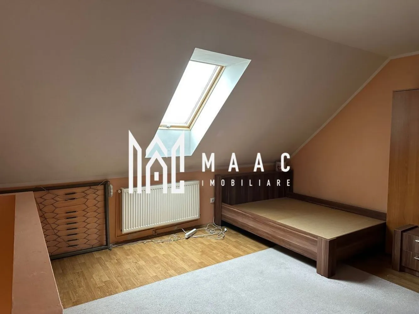 Apartament 2 Camere I Decomandat I Zona Vasile Aaron - Va propunem spre vanzare un apartament de 2 camere compartimentat pe 2 nivele situat la etajul 5 al un unui imobil din zona Vasile Aaron. Compartimentare: Primul nivel: Hol de intrare Living cu bucătărie tip open-space Baie Balcon Al doilea nivel: Dormitor spațios Alte detalii: Distribuit pe două niveluri Luminos și bine compartimentat Se vinde complet mobilat și utilat, exact ca în fotografiile de prezentare Ideal pentru locuință proprie sau investiție Zona oferă liniște, aer curat și acces rapid către punctele de interes ale orașului, fiind potrivită pentru cei care își doresc confort și priveliște într-un cadru natural. Pentru mai multe detalii sau programarea unei vizionări, nu ezitați să ne contactați specificand ID: CP2923653 }}