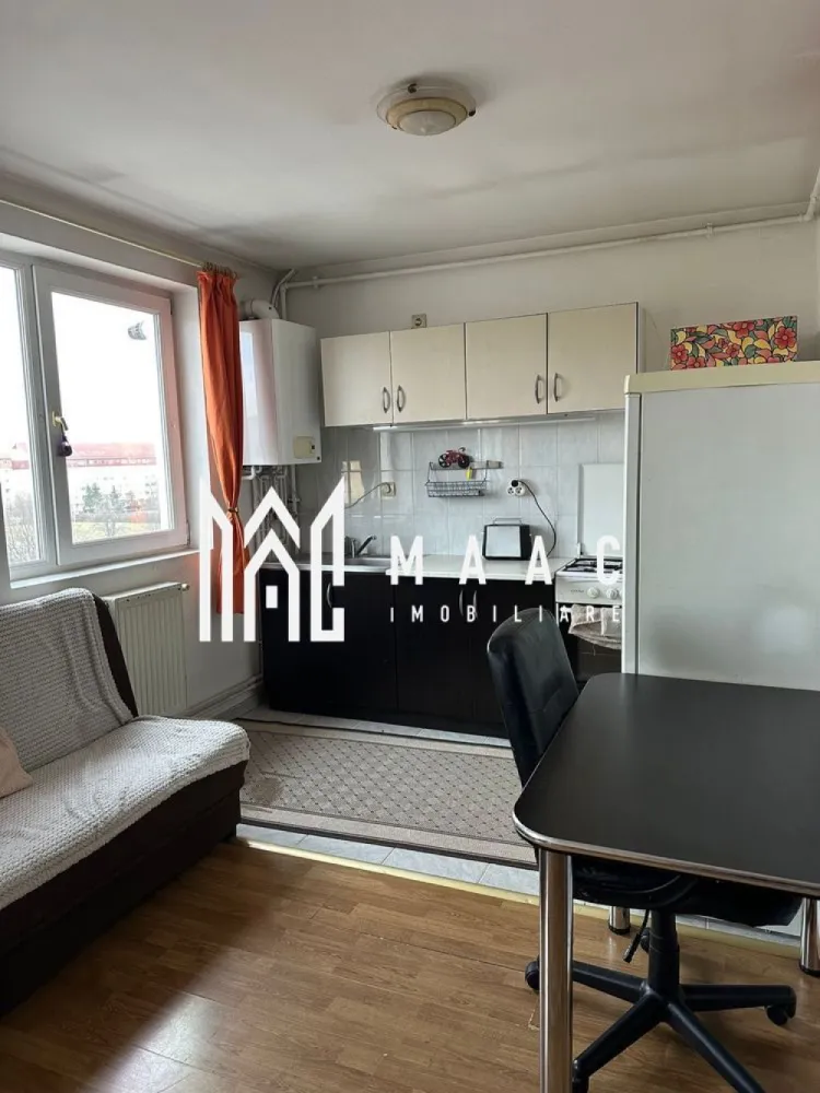 Apartament 2 Camere I Decomandat I Zona Vasile Aaron - Va propunem spre vanzare un apartament de 2 camere compartimentat pe 2 nivele situat la etajul 5 al un unui imobil din zona Vasile Aaron. Compartimentare: Primul nivel: Hol de intrare Living cu bucătărie tip open-space Baie Balcon Al doilea nivel: Dormitor spațios Alte detalii: Distribuit pe două niveluri Luminos și bine compartimentat Se vinde complet mobilat și utilat, exact ca în fotografiile de prezentare Ideal pentru locuință proprie sau investiție Zona oferă liniște, aer curat și acces rapid către punctele de interes ale orașului, fiind potrivită pentru cei care își doresc confort și priveliște într-un cadru natural. Pentru mai multe detalii sau programarea unei vizionări, nu ezitați să ne contactați specificand ID: CP2923653 }}