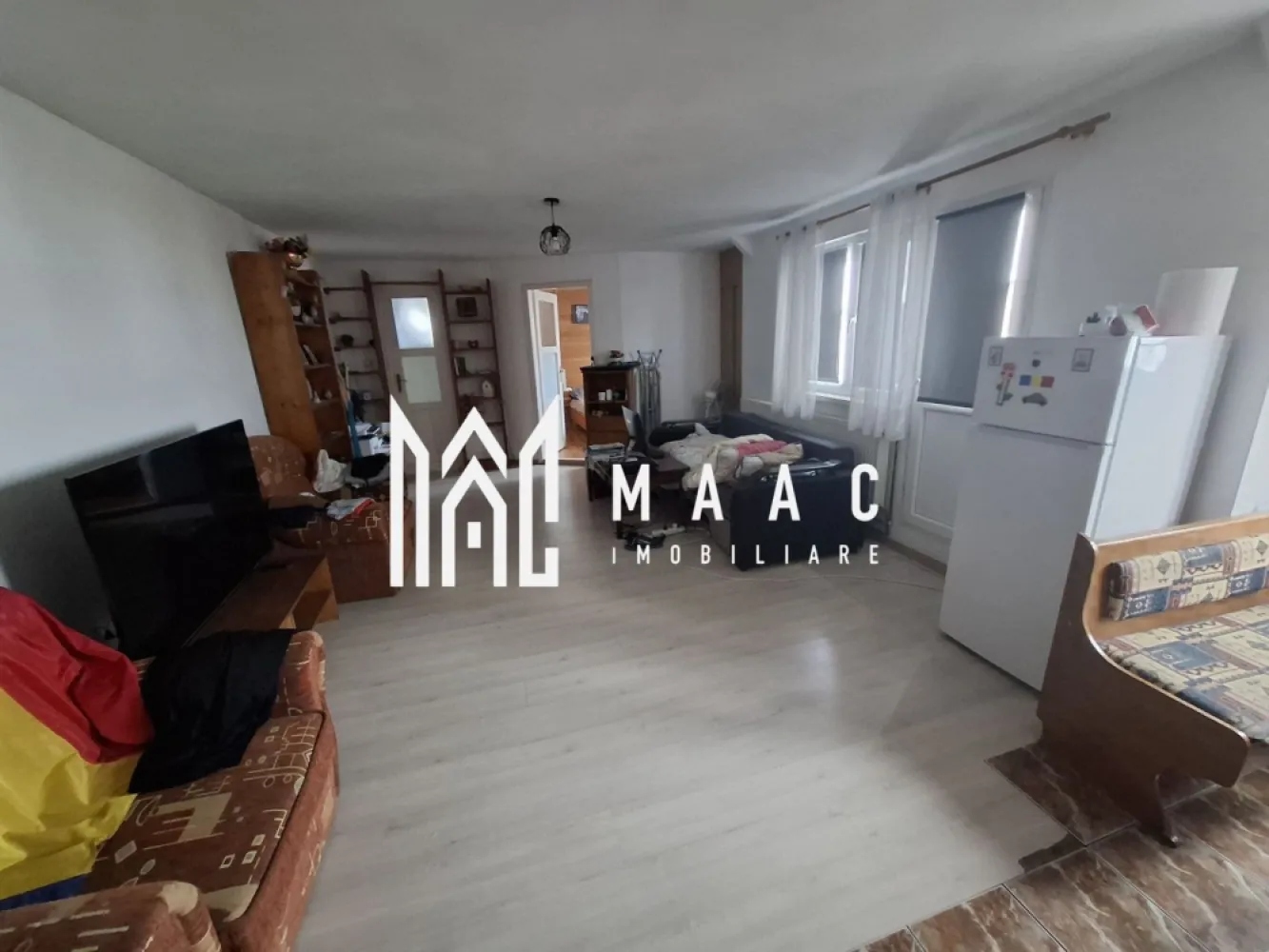 Apartament 2 Camere I Decomandat I Balcon I Terezian - Se oferă spre vânzare un apartament tip mansardă, situat în cartierul Terezian, la etajul 5 din 5 (fără lift), cu o suprafață utilă de 54 mp. Proprietatea reprezintă o alegere excelentă atât pentru locuit, cât și pentru investiție, datorită poziționării și compartimentării eficiente. Localizare și avantaje zonă: la aproximativ 12 minute de mers pe jos până în Centrul Istoric Sibiu școli, grădinițe și parcuri în imediata apropiere magazine, supermarketuri și Profi non-stop la câteva minute acces facil la transport public și centre comerciale zonă liniștită, bine cotată Detalii proprietate: tip: apartament mansardă etaj: 5 / 5 (fără lift) suprafață utilă: 54 mp compartimentare practică și funcțională spații luminoase, bine aerisite vedere panoramică frumoasă spre munți Beneficii: ideal pentru cuplu sau persoană singură potrivit pentru investiție în vederea închirierii poziționare excelentă, aproape de centru atmosferă liniștită și confortabilă Apartamentul oferă un echilibru foarte bun între accesibilitate, confort și potențial investițional. Pentru informati si vizionari: ID: CP2932006 }}