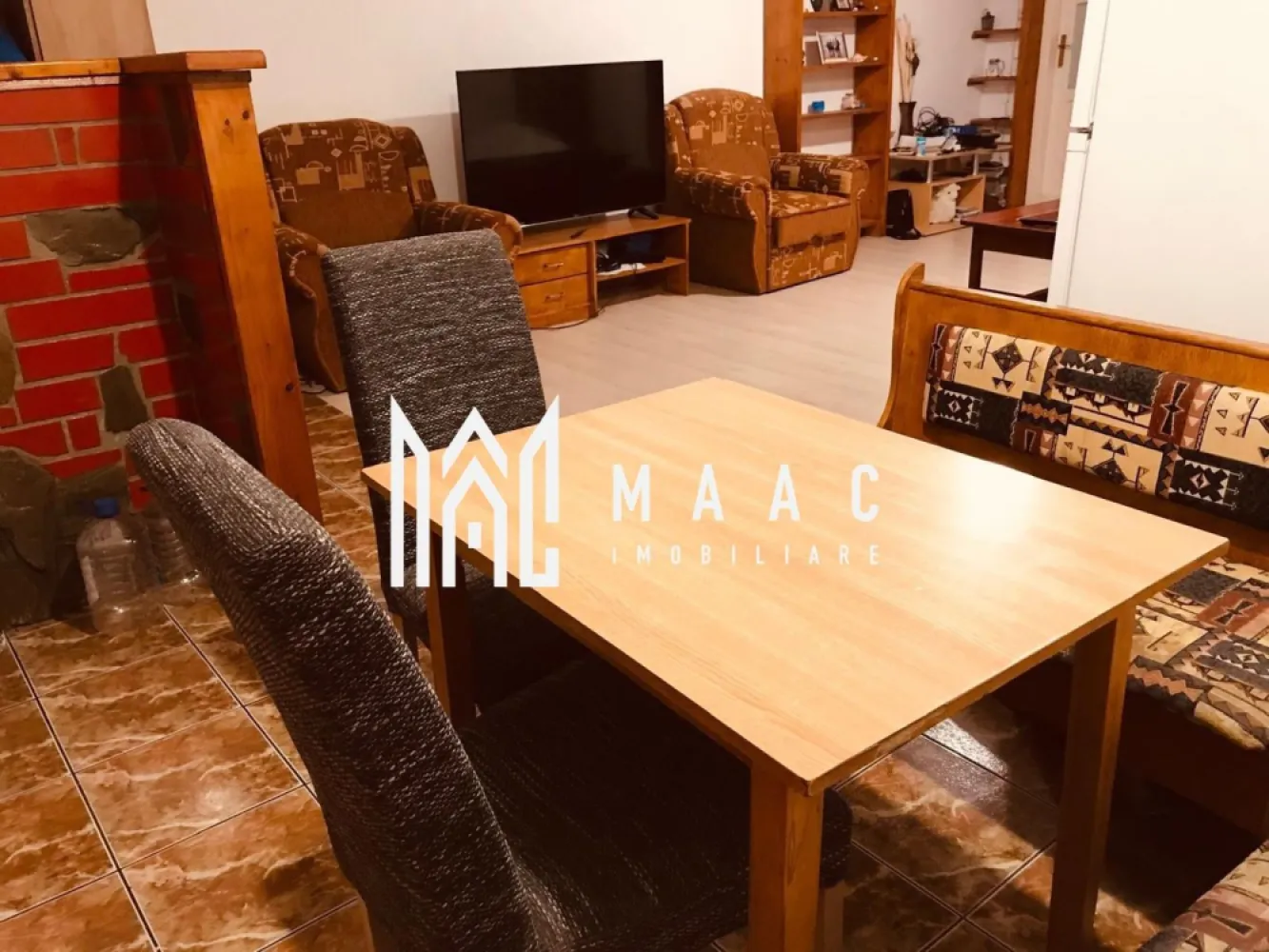 Apartament 2 Camere I Decomandat I Balcon I Terezian - Se oferă spre vânzare un apartament tip mansardă, situat în cartierul Terezian, la etajul 5 din 5 (fără lift), cu o suprafață utilă de 54 mp. Proprietatea reprezintă o alegere excelentă atât pentru locuit, cât și pentru investiție, datorită poziționării și compartimentării eficiente. Localizare și avantaje zonă: la aproximativ 12 minute de mers pe jos până în Centrul Istoric Sibiu școli, grădinițe și parcuri în imediata apropiere magazine, supermarketuri și Profi non-stop la câteva minute acces facil la transport public și centre comerciale zonă liniștită, bine cotată Detalii proprietate: tip: apartament mansardă etaj: 5 / 5 (fără lift) suprafață utilă: 54 mp compartimentare practică și funcțională spații luminoase, bine aerisite vedere panoramică frumoasă spre munți Beneficii: ideal pentru cuplu sau persoană singură potrivit pentru investiție în vederea închirierii poziționare excelentă, aproape de centru atmosferă liniștită și confortabilă Apartamentul oferă un echilibru foarte bun între accesibilitate, confort și potențial investițional. Pentru informati si vizionari: ID: CP2932006 }}