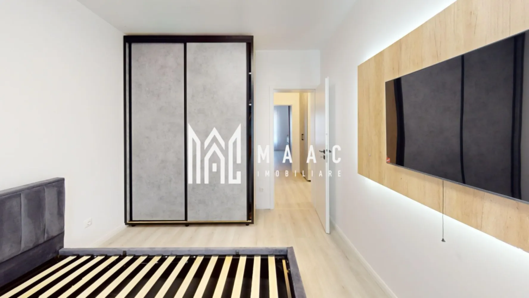 Apartament 3 camere cu Gradina | Constructie noua | 61 MPU - MAAC Imobiliare vă propune spre vânzare un apartament nou cu 3 camere și loc de parcare, situat în zona Doamna Stanca, Sibiu, într-un ansamblu rezidențial modern, cu acces rapid către Shopping City, magazine, transport public și principalele artere ale orașului. Caracteristici: Apartament cu 3 camere. Suprafata utila: 61.2 mp. Gradina: 46 mp Compartimentare practică și eficientă. O baie și un WC de serviciu. Spațiu dedicat pentru depozitare. Balcon. Un loc de parcare inclus în preț. Compartimentare: Hol de acces. Living destinat zonei de zi. Bucătărie cu loc de masă. Două dormitoare. Baie. WC de serviciu. Spațiu de depozitare. Dotări și caracteristici constructive: Tâmplărie PVC cu trei foi de sticlă, asigurând izolație termică și fonică superioară. Centrală termică Bosch în condensare, cu garanție de 5 ani. Încălzire în pardoseală. Pereți finisați, tencuiți, gletuiți și vopsiți cu lavabil alb. Ușă metalică la intrare. Interfon. Casa scării complet finisată, cu balustradă din inox. Balcon placat cu gresie, balustradă din sticlă și corp de iluminat. Preț și condiții de achiziție: La prețul afișat se adaugă TVA 21%. Prețul apartamentului este pentru predare la stadiul de alb. Apartamentul se poate preda și la stadiul de cheie, contra cost, la prețul de 150 euro/mp. Pozele din prezentare sunt cu titlu informativ. Avantaje locație Zonă în plină dezvoltare, foarte bine conectată la punctele de interes ale orașului. Acces rapid către centre comerciale, mijloace de transport în comun și zone de servicii. Ideal atât pentru locuință proprie, cât și pentru investiție. Pentru mai multe detalii precizati telefonic ca ati vazut anuntul cu ID: CP2932088 }}