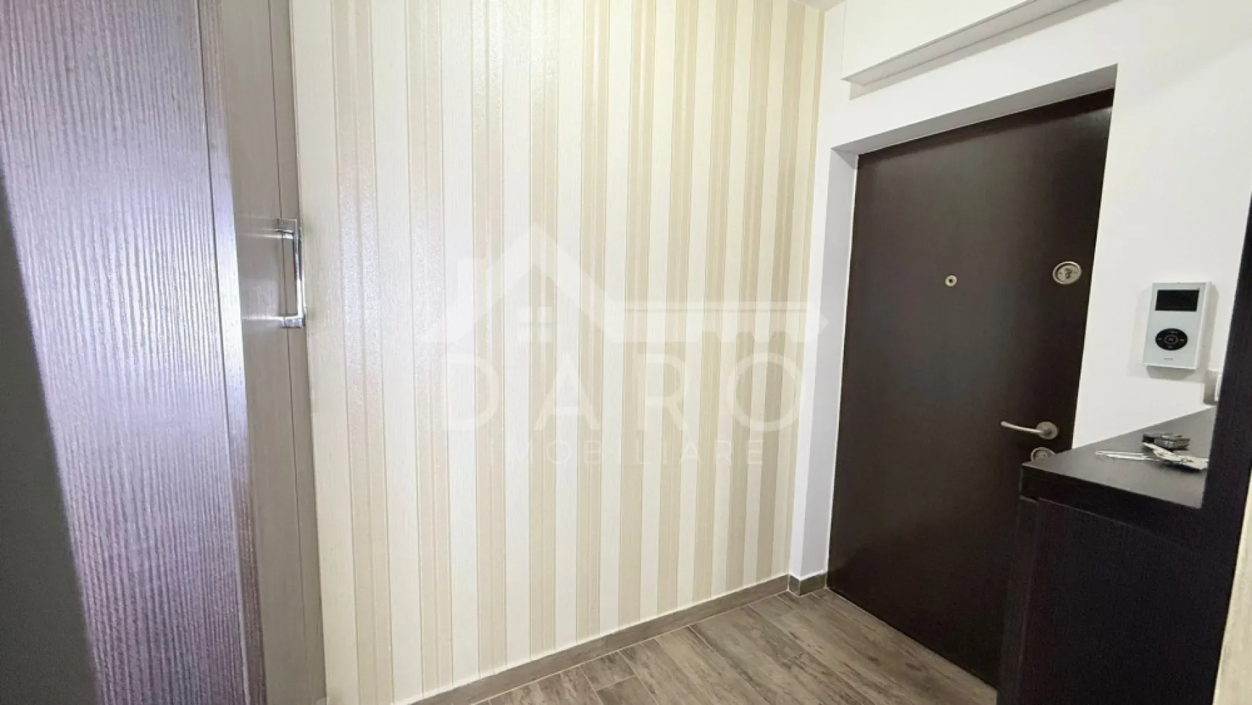 🏡 Apartament de lux de închiriat – Acta Residence | 600 €/lună | Parc - 🏡 Apartament de lux de închiriat – Acta Residence | 600 €/lună | Parcare + Boxă incluse Se oferă spre închiriere un apartament modern cu 2 camere, situat în complexul Acta Residence, pe strada Livezeni, la etajul 5, cu o priveliște superbă către Shopping City Mall. 📅 Disponibil pentru închiriere pe termen lung 💶 Preț: 600 €/lună 🚗 Loc de parcare + boxă de depozitare incluse în pret Compartimentare: ✔ Living open space cu bucătărie modernă și insulă ✔ Dormitor luminos ✔ Baie cu duș ✔ Hol ✔ Terasă generoasă de 12 mp, cu acces din living Dotări: ✔ Complet mobilat și utilat ✔ Mașină de spălat rufe ✔ Frigider ✔ Cuptor electric + plită electrică ✔ Cuptor cu microunde ✔ Centrală termică proprie ✔ Geamuri termopan Avantaje locație: 📍 Complex rezidențial nou și modern 📍 La câteva minute de Shopping City 📍 Aproape de Kaufland, Lidl 📍 În apropiere de parcuri și zone verzi 📍 Sală de fitness în zonă 📍 Acces rapid la mijloace de transport și alte facilități 💎 Apartament premium, ideal pentru persoane serioase care își doresc confort, liniște și un stil de viață modern. 🤝 Proprietate promovată prin DARO Imobiliare 💳 Te gândești să îți cumperi propria locuință în viitor? Prin Kiwi Finance beneficiezi de: ✔ analiză GRATUITĂ a eligibilității ✔ oferte de la peste 12 bănci ✔ negocierea dobânzii în favoarea ta ✔ suport complet până la semnare 📞 Detalii și vizionări: Coman Maria – DARO Imobiliare & Kiwi Finance 📱 0749 535 729 🔑 DARO Imobiliare – găsim locuința potrivită. 💳 Kiwi Finance – obținem creditul pentru a o cumpăra. }}