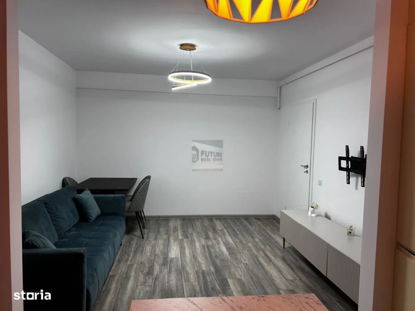 PRIMA CHIRIE | PALLADY | 2 CAMERE & PARCARE SUBTERANĂ - Cauti un apartament unde nu a mai locuit nimeni? Ai găsit! Se închiriază în premieră un apartament de 2 camere, ultra-modern, situat pe Strada Gura Putnei 45C, zona Titan-Pallady. Este genul de proprietate "la cheie" unde vii doar cu hainele! 📐 Spațiu & Compartimentare Suprafață: 55 mp totali (44 mp utili + un balcon generos de 10 mp pentru cafeaua de dimineață). Prima Chirie: Totul este nou, curat și gata să fie numit "acasă". Confort: Mobilat complet, utilat și dotat cu centrală proprie (adio, probleme cu apa caldă!). 📍 Localizare Strategică (Hub-ul Pallady) Dublu Metrou: Ești la mijloc între 1 Decembrie 1918 și Nicolae Teclu. Alegi stația în funcție de unde ai treabă! Natură: Foarte aproape de Parcul Teilor, locul tău de reset după o zi de muncă. Shopping & More: Zona cu cea mai mare dezvoltare (IKEA, Leroy Merlin, Lidl, Kaufland la câteva minute). 🎁 Marele Avantaj: PARCARE SUBTERANĂ 🅿️ Inclus în prețul de 500 Euro, ai locul tău de parcare la subsolul blocului. Fără gheață pe parbriz iarna și fără căutări disperate prin cartier seara! 📝 Condiții de Închiriere Fără fumători & fără animale de companie (menținem standardul de "nou"). Garanție: Echivalentul unei luni de chirie. Preț: 500 Euro/lună (Preț corect pentru pachetul locație + loc parcare subteran). Seriozitate maximă, căutăm chiriași pe termen lung care să aprecieze calitatea! 📞 Sună acum pentru a programa prima vizionare! #Pallady #PrimaChirie #ParcareSubterana #ApartamentDeInchiriat #Sector3 #MetrouNicolaeTeclu #SmartLiving #BucurestiImobiliare #FaraComision #NewHome }}