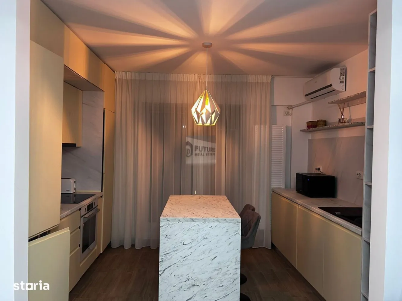 PRIMA CHIRIE | PALLADY | 2 CAMERE & PARCARE SUBTERANĂ - Cauti un apartament unde nu a mai locuit nimeni? Ai găsit! Se închiriază în premieră un apartament de 2 camere, ultra-modern, situat pe Strada Gura Putnei 45C, zona Titan-Pallady. Este genul de proprietate "la cheie" unde vii doar cu hainele! 📐 Spațiu & Compartimentare Suprafață: 55 mp totali (44 mp utili + un balcon generos de 10 mp pentru cafeaua de dimineață). Prima Chirie: Totul este nou, curat și gata să fie numit "acasă". Confort: Mobilat complet, utilat și dotat cu centrală proprie (adio, probleme cu apa caldă!). 📍 Localizare Strategică (Hub-ul Pallady) Dublu Metrou: Ești la mijloc între 1 Decembrie 1918 și Nicolae Teclu. Alegi stația în funcție de unde ai treabă! Natură: Foarte aproape de Parcul Teilor, locul tău de reset după o zi de muncă. Shopping & More: Zona cu cea mai mare dezvoltare (IKEA, Leroy Merlin, Lidl, Kaufland la câteva minute). 🎁 Marele Avantaj: PARCARE SUBTERANĂ 🅿️ Inclus în prețul de 500 Euro, ai locul tău de parcare la subsolul blocului. Fără gheață pe parbriz iarna și fără căutări disperate prin cartier seara! 📝 Condiții de Închiriere Fără fumători & fără animale de companie (menținem standardul de "nou"). Garanție: Echivalentul unei luni de chirie. Preț: 500 Euro/lună (Preț corect pentru pachetul locație + loc parcare subteran). Seriozitate maximă, căutăm chiriași pe termen lung care să aprecieze calitatea! 📞 Sună acum pentru a programa prima vizionare! #Pallady #PrimaChirie #ParcareSubterana #ApartamentDeInchiriat #Sector3 #MetrouNicolaeTeclu #SmartLiving #BucurestiImobiliare #FaraComision #NewHome }}