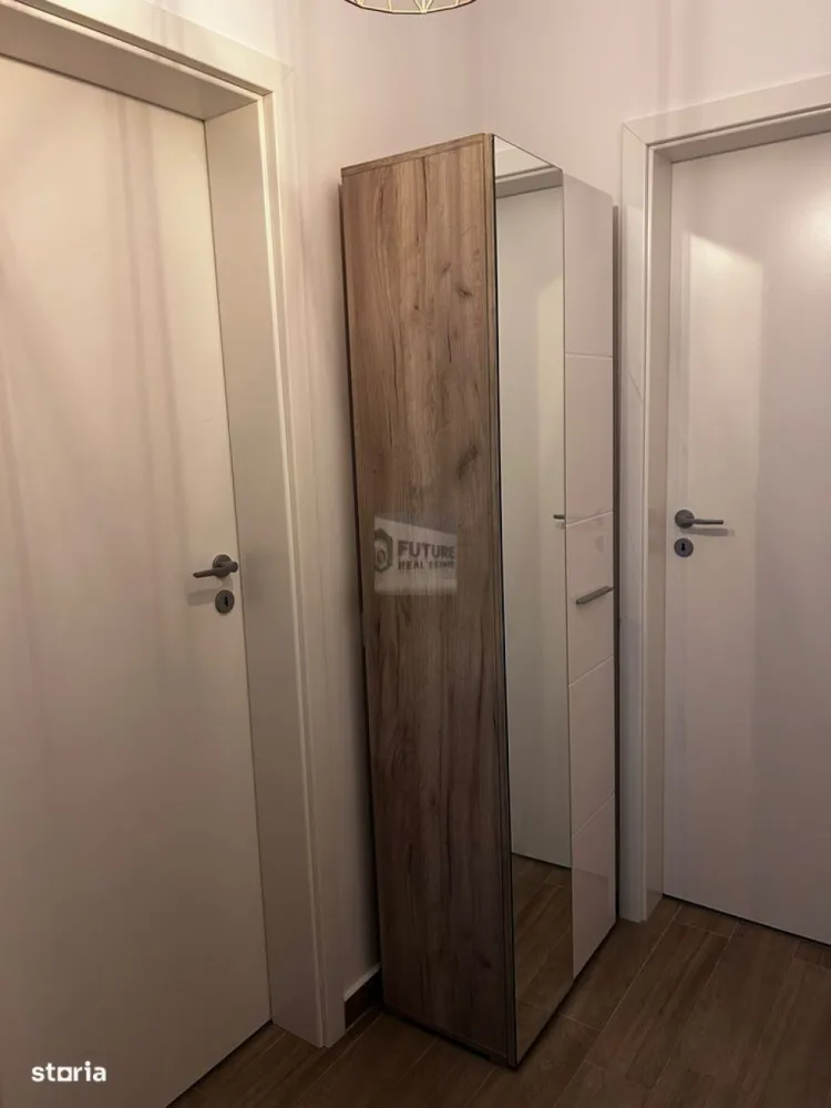 PRIMA CHIRIE | PALLADY | 2 CAMERE & PARCARE SUBTERANĂ - Cauti un apartament unde nu a mai locuit nimeni? Ai găsit! Se închiriază în premieră un apartament de 2 camere, ultra-modern, situat pe Strada Gura Putnei 45C, zona Titan-Pallady. Este genul de proprietate "la cheie" unde vii doar cu hainele! 📐 Spațiu & Compartimentare Suprafață: 55 mp totali (44 mp utili + un balcon generos de 10 mp pentru cafeaua de dimineață). Prima Chirie: Totul este nou, curat și gata să fie numit "acasă". Confort: Mobilat complet, utilat și dotat cu centrală proprie (adio, probleme cu apa caldă!). 📍 Localizare Strategică (Hub-ul Pallady) Dublu Metrou: Ești la mijloc între 1 Decembrie 1918 și Nicolae Teclu. Alegi stația în funcție de unde ai treabă! Natură: Foarte aproape de Parcul Teilor, locul tău de reset după o zi de muncă. Shopping & More: Zona cu cea mai mare dezvoltare (IKEA, Leroy Merlin, Lidl, Kaufland la câteva minute). 🎁 Marele Avantaj: PARCARE SUBTERANĂ 🅿️ Inclus în prețul de 500 Euro, ai locul tău de parcare la subsolul blocului. Fără gheață pe parbriz iarna și fără căutări disperate prin cartier seara! 📝 Condiții de Închiriere Fără fumători & fără animale de companie (menținem standardul de "nou"). Garanție: Echivalentul unei luni de chirie. Preț: 500 Euro/lună (Preț corect pentru pachetul locație + loc parcare subteran). Seriozitate maximă, căutăm chiriași pe termen lung care să aprecieze calitatea! 📞 Sună acum pentru a programa prima vizionare! #Pallady #PrimaChirie #ParcareSubterana #ApartamentDeInchiriat #Sector3 #MetrouNicolaeTeclu #SmartLiving #BucurestiImobiliare #FaraComision #NewHome }}