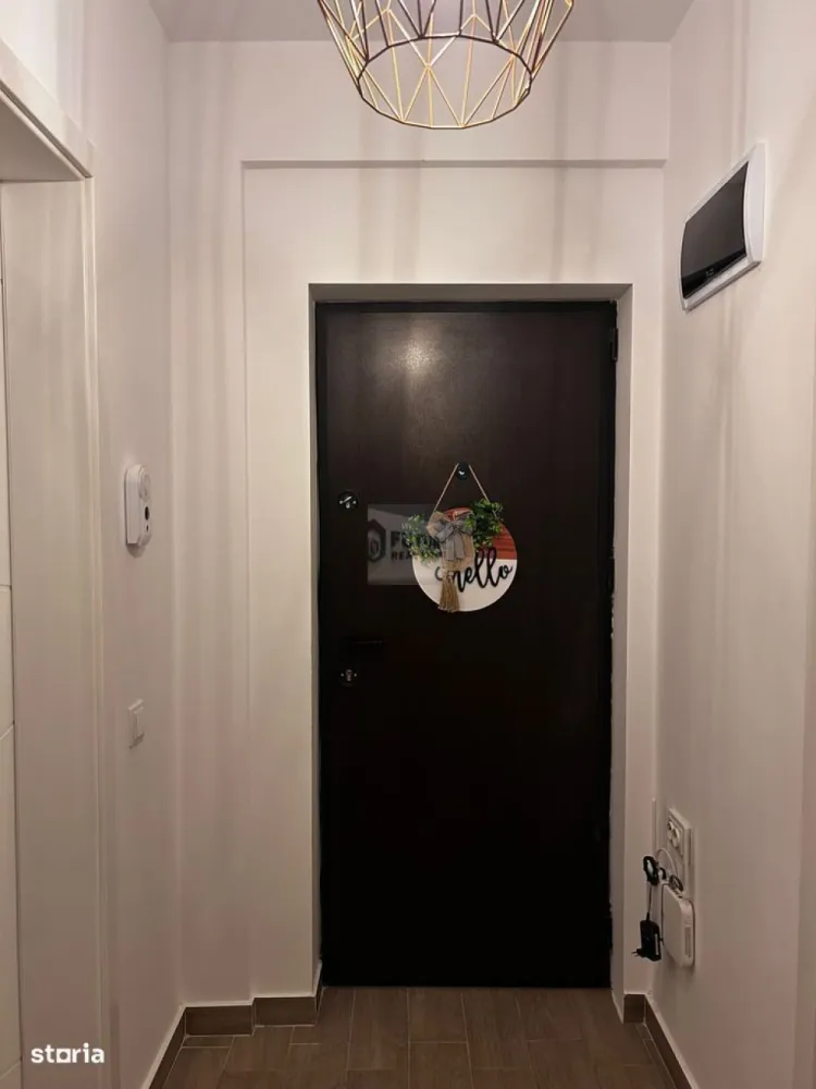 PRIMA CHIRIE | PALLADY | 2 CAMERE & PARCARE SUBTERANĂ - Cauti un apartament unde nu a mai locuit nimeni? Ai găsit! Se închiriază în premieră un apartament de 2 camere, ultra-modern, situat pe Strada Gura Putnei 45C, zona Titan-Pallady. Este genul de proprietate "la cheie" unde vii doar cu hainele! 📐 Spațiu & Compartimentare Suprafață: 55 mp totali (44 mp utili + un balcon generos de 10 mp pentru cafeaua de dimineață). Prima Chirie: Totul este nou, curat și gata să fie numit "acasă". Confort: Mobilat complet, utilat și dotat cu centrală proprie (adio, probleme cu apa caldă!). 📍 Localizare Strategică (Hub-ul Pallady) Dublu Metrou: Ești la mijloc între 1 Decembrie 1918 și Nicolae Teclu. Alegi stația în funcție de unde ai treabă! Natură: Foarte aproape de Parcul Teilor, locul tău de reset după o zi de muncă. Shopping & More: Zona cu cea mai mare dezvoltare (IKEA, Leroy Merlin, Lidl, Kaufland la câteva minute). 🎁 Marele Avantaj: PARCARE SUBTERANĂ 🅿️ Inclus în prețul de 500 Euro, ai locul tău de parcare la subsolul blocului. Fără gheață pe parbriz iarna și fără căutări disperate prin cartier seara! 📝 Condiții de Închiriere Fără fumători & fără animale de companie (menținem standardul de "nou"). Garanție: Echivalentul unei luni de chirie. Preț: 500 Euro/lună (Preț corect pentru pachetul locație + loc parcare subteran). Seriozitate maximă, căutăm chiriași pe termen lung care să aprecieze calitatea! 📞 Sună acum pentru a programa prima vizionare! #Pallady #PrimaChirie #ParcareSubterana #ApartamentDeInchiriat #Sector3 #MetrouNicolaeTeclu #SmartLiving #BucurestiImobiliare #FaraComision #NewHome }}