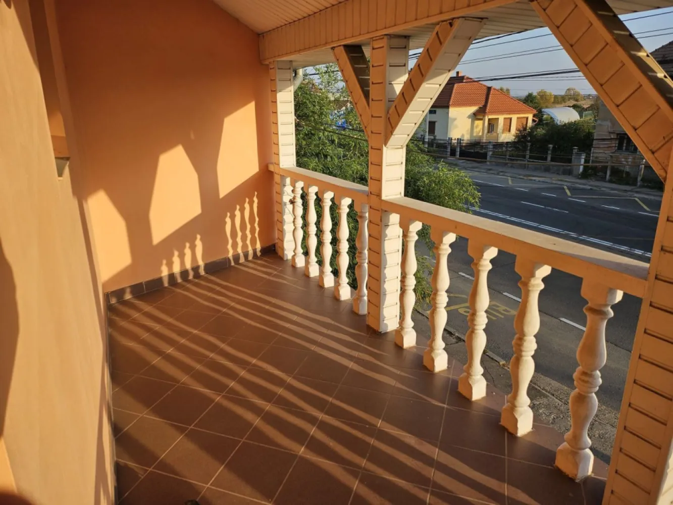 BRASADAS vinde casa individuala zona DARA cu 5 cam si teren 4ari. - BRASADAS vinde casa individuala cu etaj. Casa are 5 camere și 400mp teren aferent. Www.brasadas.com }}