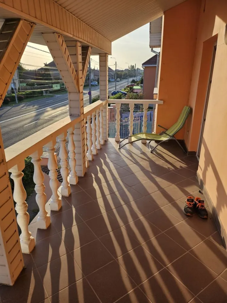 BRASADAS vinde casa individuala zona DARA cu 5 cam si teren 4ari. - BRASADAS vinde casa individuala cu etaj. Casa are 5 camere și 400mp teren aferent. Www.brasadas.com }}