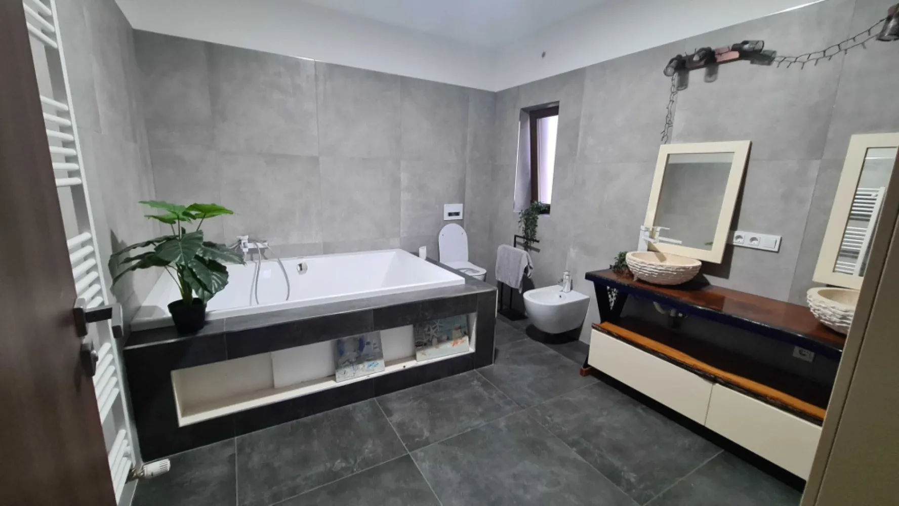 BRASADAS vinde casa tip parter in cartier Marcus. - Agenția imobiliara BRASADAS vinde casa tip PARTER cu 3 camere, 153mp 2 bai, sufragerie, bucatarie, cu 5 ari teren aferent in cartierul Marcus. Terasa inchisa 27mp cu fereastra si usa panoramic, fereastra acoperis , soba din teracota pe terasa, travertin piatra podea terasa Loc pt grill acoperit, garaj 40mp. Pavaj 2 buc. aer conditionat DAIKIN. Incalzire microcentrala gaz Toate bransamentele sunt facute Fosa septica racordat la canalizare Zona foarte linistita La 10 minute de centrul orasului Se vinde mobilat facut pe masura, si partial cu electrocasnice, sau fara mobila si fara orice aparat electrocasnic. Camera pt masina de spalat, si debara Spais 3 robinete in curte si unu in garaj Casa si garajul este izolat cu polistiren de 10 cm Casa este din caramida Garajul din Bca Acoperis din tigla din beton Pod mare si inalt , izolat Usi exterioare si Ferestre din termopan Sistem de supraveghere video in fiecare latura casei Parchet laminat trafic intens marca Egger. Www.brasadas.com. }}