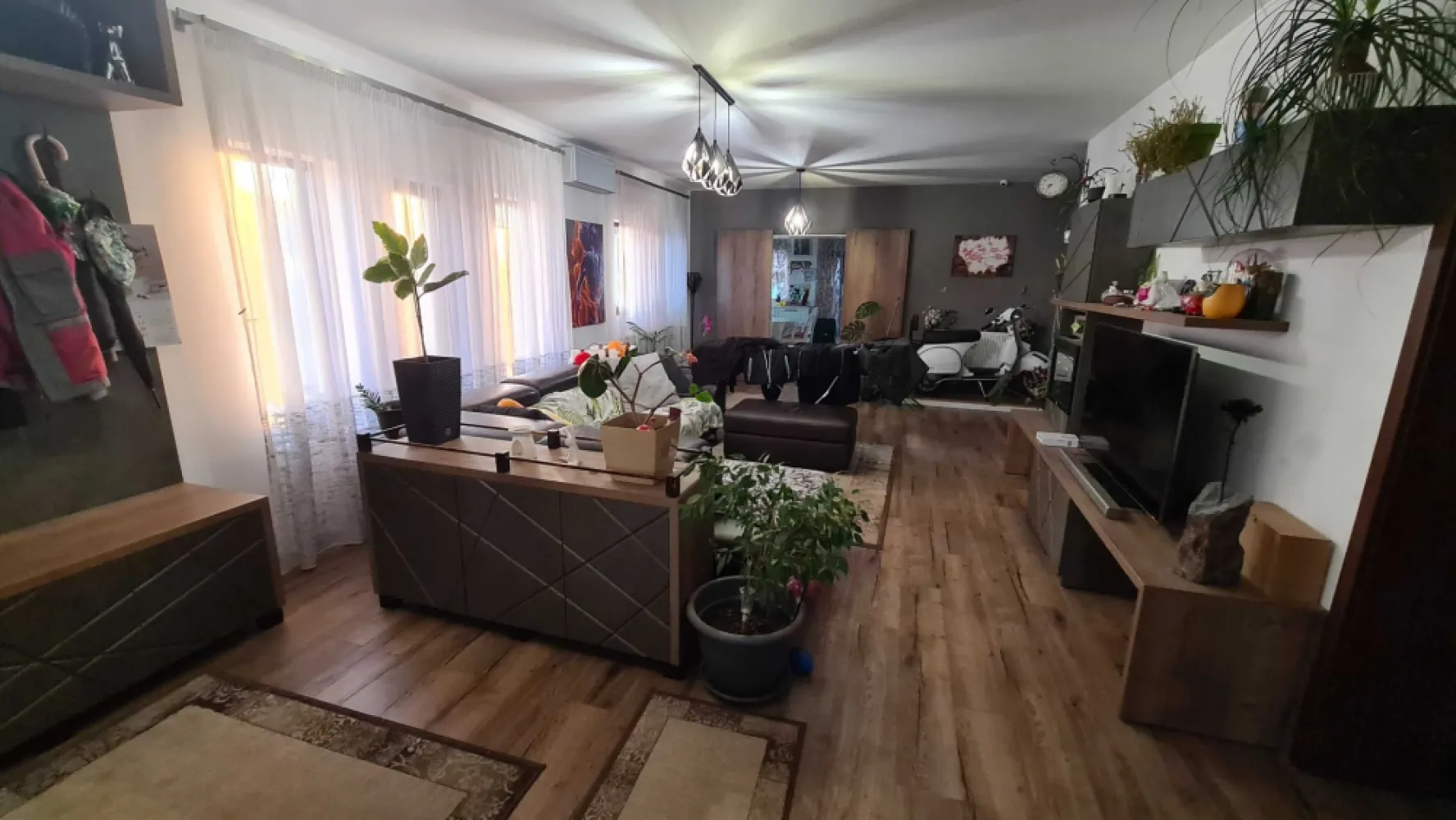 BRASADAS vinde casa tip parter in cartier Marcus. - Agenția imobiliara BRASADAS vinde casa tip PARTER cu 3 camere, 153mp 2 bai, sufragerie, bucatarie, cu 5 ari teren aferent in cartierul Marcus. Terasa inchisa 27mp cu fereastra si usa panoramic, fereastra acoperis , soba din teracota pe terasa, travertin piatra podea terasa Loc pt grill acoperit, garaj 40mp. Pavaj 2 buc. aer conditionat DAIKIN. Incalzire microcentrala gaz Toate bransamentele sunt facute Fosa septica racordat la canalizare Zona foarte linistita La 10 minute de centrul orasului Se vinde mobilat facut pe masura, si partial cu electrocasnice, sau fara mobila si fara orice aparat electrocasnic. Camera pt masina de spalat, si debara Spais 3 robinete in curte si unu in garaj Casa si garajul este izolat cu polistiren de 10 cm Casa este din caramida Garajul din Bca Acoperis din tigla din beton Pod mare si inalt , izolat Usi exterioare si Ferestre din termopan Sistem de supraveghere video in fiecare latura casei Parchet laminat trafic intens marca Egger. Www.brasadas.com. }}