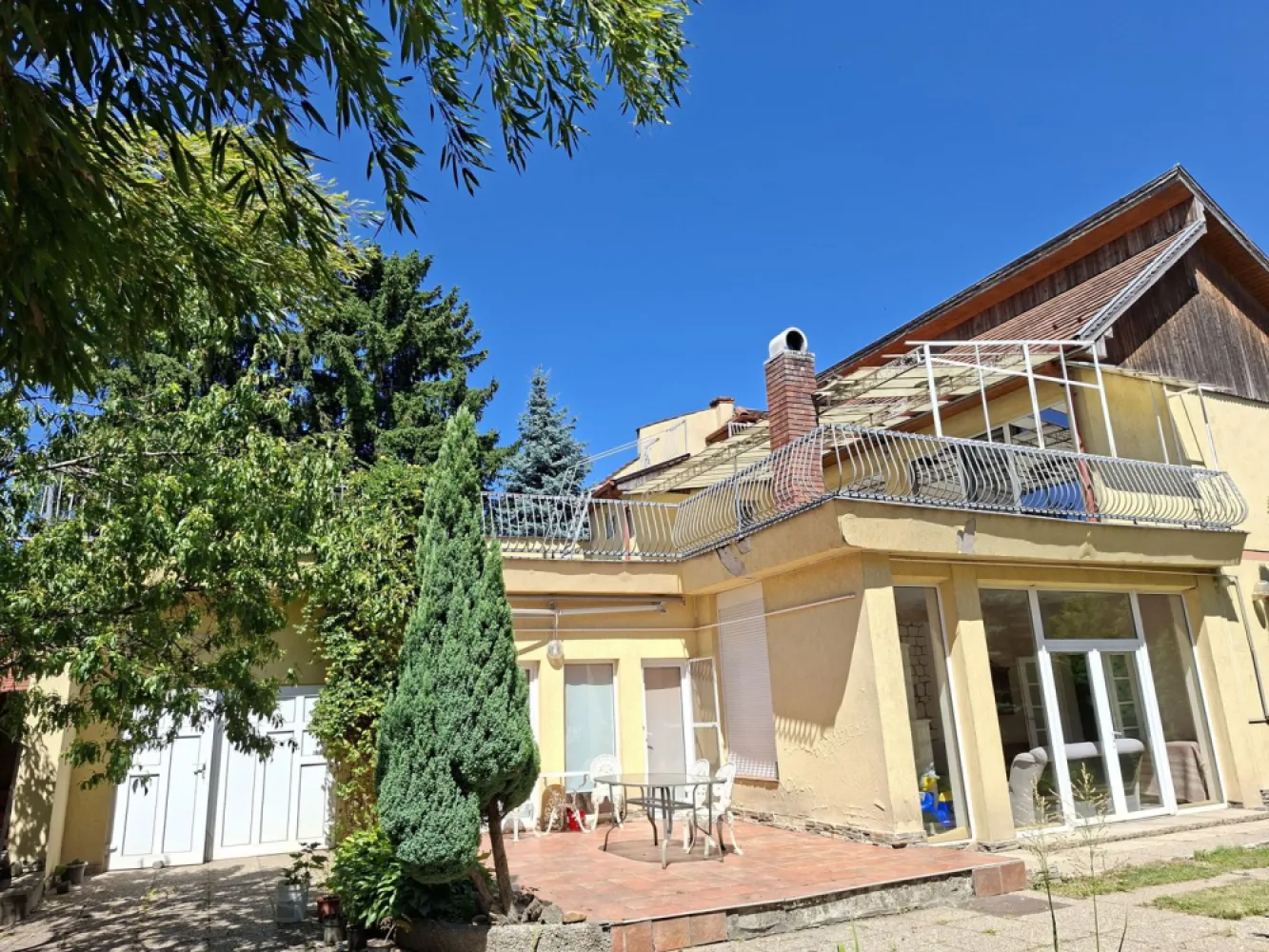 BRASADAS vinde casa P+M 6 cam 227mp teren 11 ari in 14 Mai. - Agenția imobiliara BRASADAS vinde casa individuala tip P+M cu 6 camere, suprafata utila de 227mp și teren aferent de 1107mp in zona 14 Mai. Partea dinspre strada a fost construita in 1972 si ulterior a mai fost extinsa constructia cu partea de la mansarda si cu terasa de circa 100mp. La PARTER sunt 4 camere, doua bai, bucătărie, terasa exterioara 23mp și garaj 16mp. La MANSARDA sunt doua dormitoare, baie , bucătărie, hol și terasa. Curtea este spațioasă, frumos amenajata cu multa vegetație, grad ridicat de intimitate, fără vizibilitate dinspre imobilele învecinate. Pentru mai multe oferte accesați: www.brasadas.com. }}