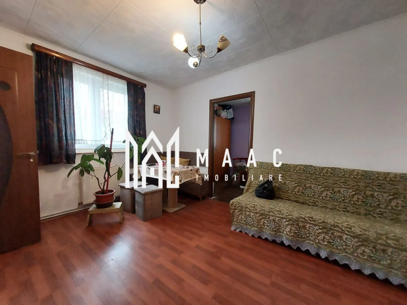 Apartament 3 Camere | 47MPU | Cisnadie - MAAC Imobiliare vă oferă spre vânzare un apartament luminos și bine compartimentat, situat la etajul 4, în orașul Cisnădie.

Caracteristici principale:

Compartimentare: 2 camere, o sufragerie, o bucătărie funcțională, o baie, balcon
Îmbunătățiri: ferestre termopan, izolație termică, centrală proprie pe gaz, acoperișul blocului renovat recent
Utilități complete: racordare la toate utilitățile
Acest apartament reprezintă o opțiune excelentă pentru locuință sau pentru investiție, oferind confort și eficiență într-o zonă liniștită cu magazine si scoli in apropiere.

Pentru detalii și programarea unei vizionări, vă rugăm să ne contactați specificand ID:CP2283376