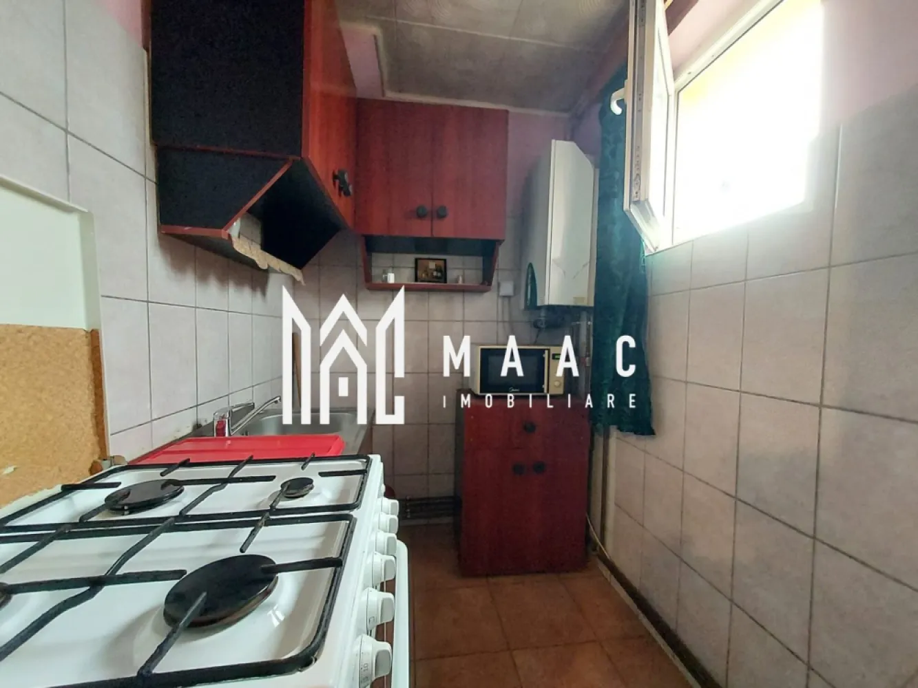 Apartament 3 Camere | 47MPU | Cisnadie - MAAC Imobiliare vă oferă spre vânzare un apartament luminos și bine compartimentat, situat la etajul 4, în orașul Cisnădie.

Caracteristici principale:

Compartimentare: 2 camere, o sufragerie, o bucătărie funcțională, o baie, balcon
Îmbunătățiri: ferestre termopan, izolație termică, centrală proprie pe gaz, acoperișul blocului renovat recent
Utilități complete: racordare la toate utilitățile
Acest apartament reprezintă o opțiune excelentă pentru locuință sau pentru investiție, oferind confort și eficiență într-o zonă liniștită cu magazine si scoli in apropiere.

Pentru detalii și programarea unei vizionări, vă rugăm să ne contactați specificand ID:CP2283376