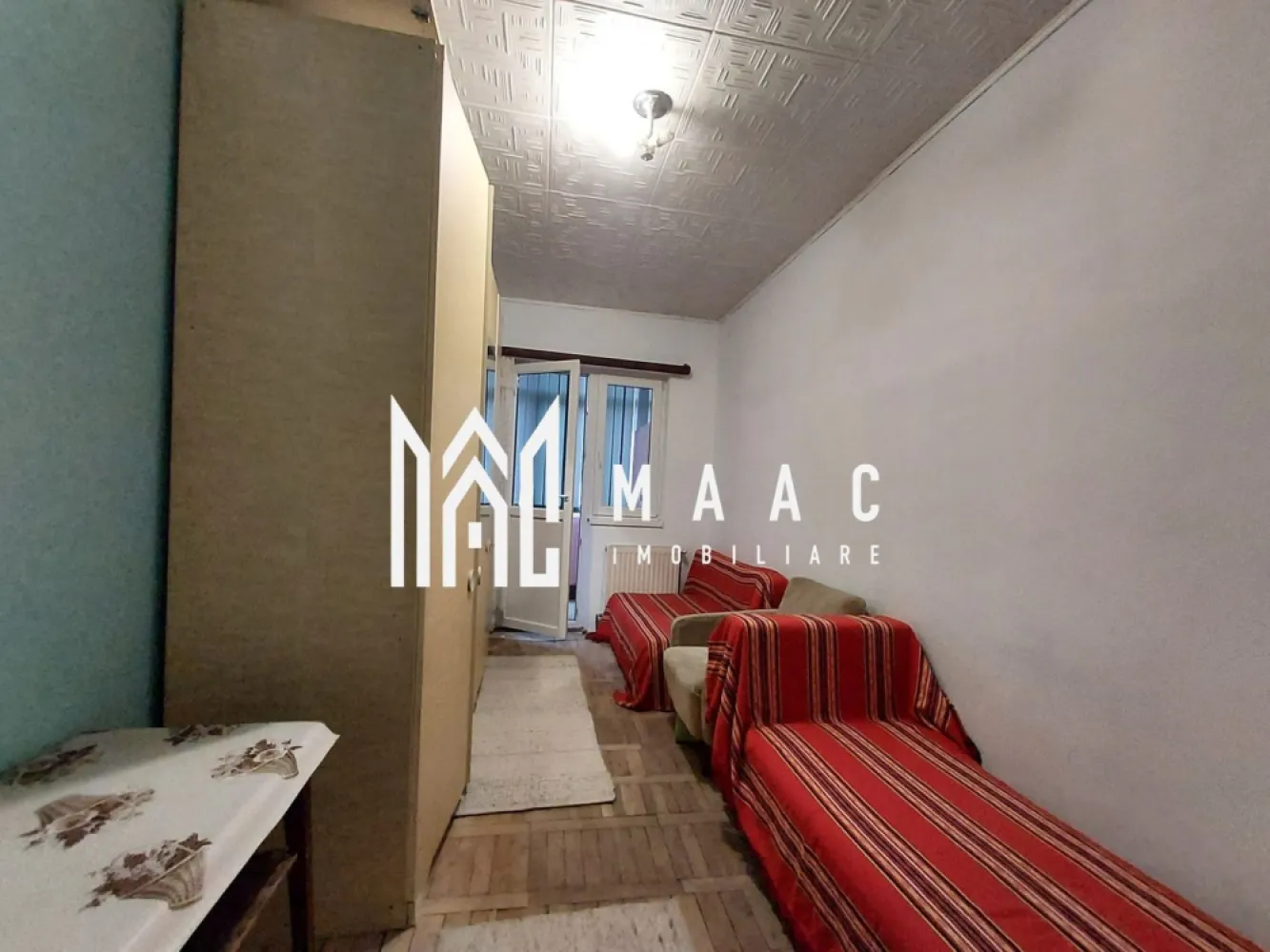 Apartament 3 Camere | 47MPU | Cisnadie - MAAC Imobiliare vă oferă spre vânzare un apartament luminos și bine compartimentat, situat la etajul 4, în orașul Cisnădie.

Caracteristici principale:

Compartimentare: 2 camere, o sufragerie, o bucătărie funcțională, o baie, balcon
Îmbunătățiri: ferestre termopan, izolație termică, centrală proprie pe gaz, acoperișul blocului renovat recent
Utilități complete: racordare la toate utilitățile
Acest apartament reprezintă o opțiune excelentă pentru locuință sau pentru investiție, oferind confort și eficiență într-o zonă liniștită cu magazine si scoli in apropiere.

Pentru detalii și programarea unei vizionări, vă rugăm să ne contactați specificand ID:CP2283376