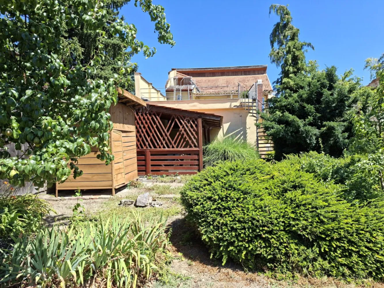 BRASADAS vinde casa P+M 6 cam 227mp teren 11 ari in 14 Mai. - Agenția imobiliara BRASADAS vinde casa individuala tip P+M cu 6 camere, suprafata utila de 227mp și teren aferent de 1107mp in zona 14 Mai. Partea dinspre strada a fost construita in 1972 si ulterior a mai fost extinsa constructia cu partea de la mansarda si cu terasa de circa 100mp. La PARTER sunt 4 camere, doua bai, bucătărie, terasa exterioara 23mp și garaj 16mp. La MANSARDA sunt doua dormitoare, baie , bucătărie, hol și terasa. Curtea este spațioasă, frumos amenajata cu multa vegetație, grad ridicat de intimitate, fără vizibilitate dinspre imobilele învecinate. Pentru mai multe oferte accesați: www.brasadas.com. }}