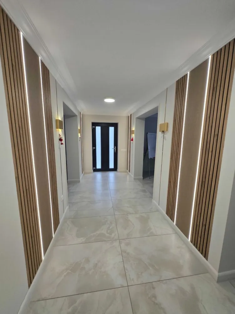 BRASADAS vinde PREMIUM – firmă / clinică. - Agentia Imobiliara BRASADAS vinde o proprietate PREMIUM, situata intr-una dintre cele mai linistite si cautate zone semicentrale din Satu Mare. Ideala pentru: • clinici medicale • cabinete • avocati, notari, consultanta • birouri corporate • wellness / estetica • activitati cu flux de clienti • locuinta de familie cu 3 niveluri si 3 intrari Parter – 110 mp premium (finisat complet, mutare imediata) • living sau sala de sedinte cu design modern • hol cu iluminat arhitectural • bucatarie ultramoderna complet utilata • 3 incaperi separate (birouri sau camere) • baie premium cu dus • finisaje ceramice italiene • jaluzele electrice • incalzire in pardoseala (inaltime 260 cm) Etaj – 110 mp (zugravit, bai in curs de finalizare) • 3 incaperi separate • 2 bai • hol larg • acces in pod utilizabil Ideal pentru personal, extinderea activitatii sau locuire. Demisol – 80 mp cu lumina naturala (inaltime 230 cm) • 3 incaperi luminoase • baie • camera tehnica • intrare separata • incalzire in pardoseala Perfect pentru depozitare, sala tehnica, arhiva, sala de instruire, birouri interne sau sala fitness. Dotari si beneficii • instalatie electrica noua • centrala noua, circuite separate pe fiecare nivel • termostate WiFi • acces point internet pe fiecare nivel (high speed) • ferestre noi, jaluzele electrice si manuale • izolatie cu spuma la etaj • pod podit, acces facil • doua intrari la casa + intrare separata la demisol • curte betonata, acces auto, parcare in fata si in curte (5 locuri) • canalizare noua Zona semicentrala, langa clinici si servicii • strada linistita • acces rapid spre centru • potrivita pentru activitate profesionala cu trafic moderat Www.brasadas.com. }}