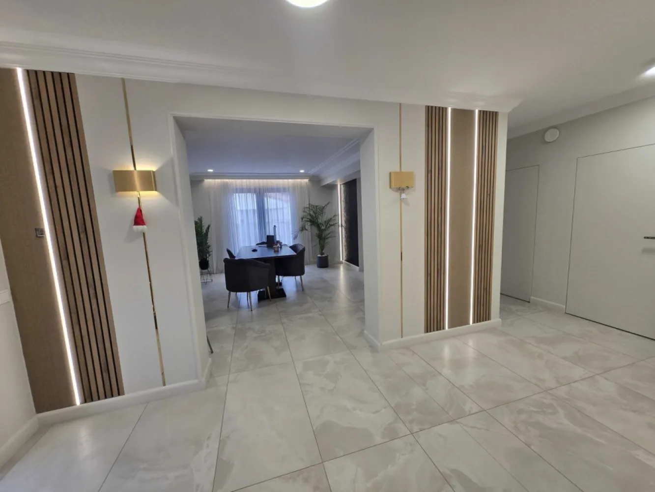 BRASADAS vinde PREMIUM – firmă / clinică. - Agentia Imobiliara BRASADAS vinde o proprietate PREMIUM, situata intr-una dintre cele mai linistite si cautate zone semicentrale din Satu Mare. Ideala pentru: • clinici medicale • cabinete • avocati, notari, consultanta • birouri corporate • wellness / estetica • activitati cu flux de clienti • locuinta de familie cu 3 niveluri si 3 intrari Parter – 110 mp premium (finisat complet, mutare imediata) • living sau sala de sedinte cu design modern • hol cu iluminat arhitectural • bucatarie ultramoderna complet utilata • 3 incaperi separate (birouri sau camere) • baie premium cu dus • finisaje ceramice italiene • jaluzele electrice • incalzire in pardoseala (inaltime 260 cm) Etaj – 110 mp (zugravit, bai in curs de finalizare) • 3 incaperi separate • 2 bai • hol larg • acces in pod utilizabil Ideal pentru personal, extinderea activitatii sau locuire. Demisol – 80 mp cu lumina naturala (inaltime 230 cm) • 3 incaperi luminoase • baie • camera tehnica • intrare separata • incalzire in pardoseala Perfect pentru depozitare, sala tehnica, arhiva, sala de instruire, birouri interne sau sala fitness. Dotari si beneficii • instalatie electrica noua • centrala noua, circuite separate pe fiecare nivel • termostate WiFi • acces point internet pe fiecare nivel (high speed) • ferestre noi, jaluzele electrice si manuale • izolatie cu spuma la etaj • pod podit, acces facil • doua intrari la casa + intrare separata la demisol • curte betonata, acces auto, parcare in fata si in curte (5 locuri) • canalizare noua Zona semicentrala, langa clinici si servicii • strada linistita • acces rapid spre centru • potrivita pentru activitate profesionala cu trafic moderat Www.brasadas.com. }}