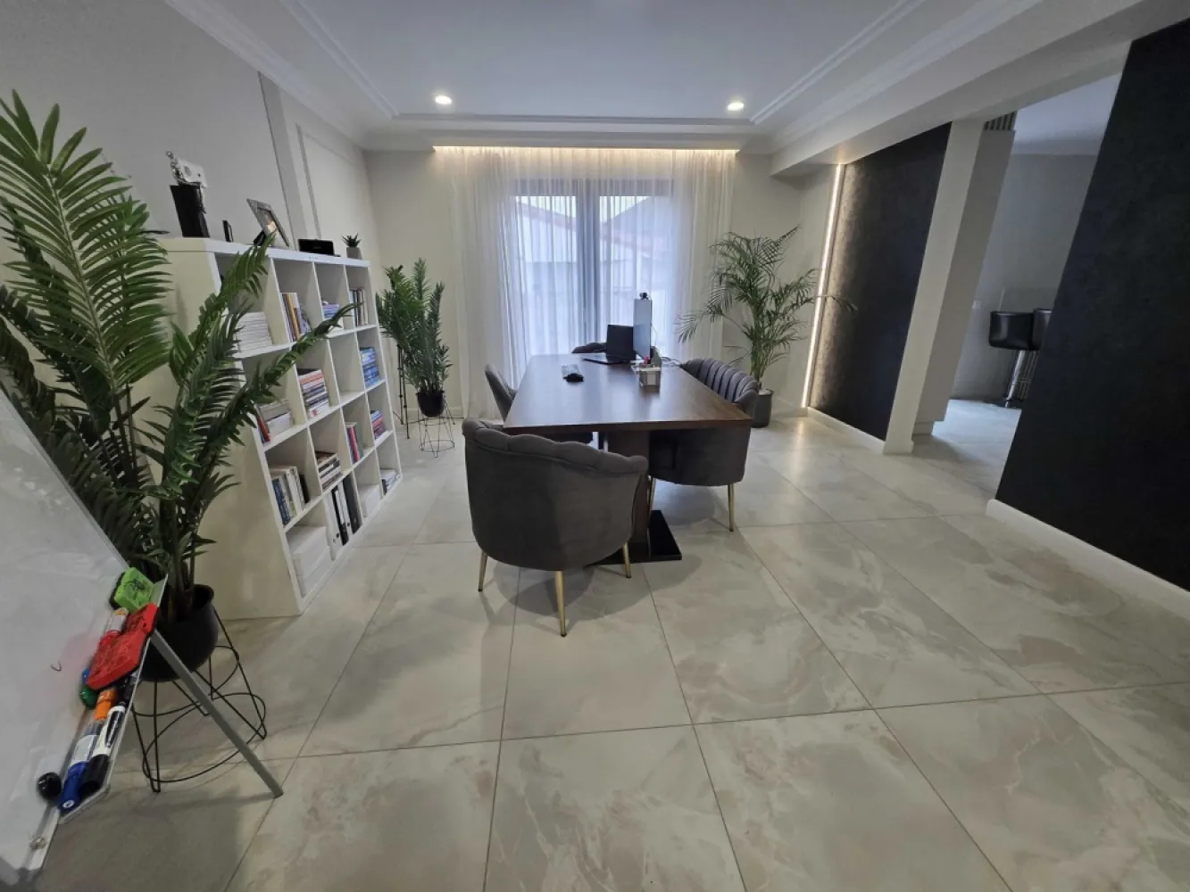 BRASADAS vinde PREMIUM – firmă / clinică. - Agentia Imobiliara BRASADAS vinde o proprietate PREMIUM, situata intr-una dintre cele mai linistite si cautate zone semicentrale din Satu Mare. Ideala pentru: • clinici medicale • cabinete • avocati, notari, consultanta • birouri corporate • wellness / estetica • activitati cu flux de clienti • locuinta de familie cu 3 niveluri si 3 intrari Parter – 110 mp premium (finisat complet, mutare imediata) • living sau sala de sedinte cu design modern • hol cu iluminat arhitectural • bucatarie ultramoderna complet utilata • 3 incaperi separate (birouri sau camere) • baie premium cu dus • finisaje ceramice italiene • jaluzele electrice • incalzire in pardoseala (inaltime 260 cm) Etaj – 110 mp (zugravit, bai in curs de finalizare) • 3 incaperi separate • 2 bai • hol larg • acces in pod utilizabil Ideal pentru personal, extinderea activitatii sau locuire. Demisol – 80 mp cu lumina naturala (inaltime 230 cm) • 3 incaperi luminoase • baie • camera tehnica • intrare separata • incalzire in pardoseala Perfect pentru depozitare, sala tehnica, arhiva, sala de instruire, birouri interne sau sala fitness. Dotari si beneficii • instalatie electrica noua • centrala noua, circuite separate pe fiecare nivel • termostate WiFi • acces point internet pe fiecare nivel (high speed) • ferestre noi, jaluzele electrice si manuale • izolatie cu spuma la etaj • pod podit, acces facil • doua intrari la casa + intrare separata la demisol • curte betonata, acces auto, parcare in fata si in curte (5 locuri) • canalizare noua Zona semicentrala, langa clinici si servicii • strada linistita • acces rapid spre centru • potrivita pentru activitate profesionala cu trafic moderat Www.brasadas.com. }}