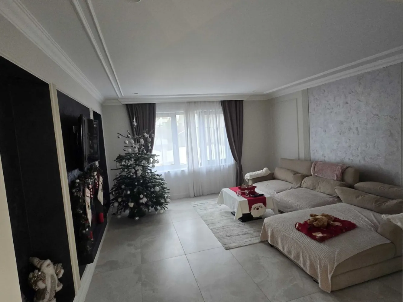 BRASADAS vinde PREMIUM – firmă / clinică. - Agentia Imobiliara BRASADAS vinde o proprietate PREMIUM, situata intr-una dintre cele mai linistite si cautate zone semicentrale din Satu Mare. Ideala pentru: • clinici medicale • cabinete • avocati, notari, consultanta • birouri corporate • wellness / estetica • activitati cu flux de clienti • locuinta de familie cu 3 niveluri si 3 intrari Parter – 110 mp premium (finisat complet, mutare imediata) • living sau sala de sedinte cu design modern • hol cu iluminat arhitectural • bucatarie ultramoderna complet utilata • 3 incaperi separate (birouri sau camere) • baie premium cu dus • finisaje ceramice italiene • jaluzele electrice • incalzire in pardoseala (inaltime 260 cm) Etaj – 110 mp (zugravit, bai in curs de finalizare) • 3 incaperi separate • 2 bai • hol larg • acces in pod utilizabil Ideal pentru personal, extinderea activitatii sau locuire. Demisol – 80 mp cu lumina naturala (inaltime 230 cm) • 3 incaperi luminoase • baie • camera tehnica • intrare separata • incalzire in pardoseala Perfect pentru depozitare, sala tehnica, arhiva, sala de instruire, birouri interne sau sala fitness. Dotari si beneficii • instalatie electrica noua • centrala noua, circuite separate pe fiecare nivel • termostate WiFi • acces point internet pe fiecare nivel (high speed) • ferestre noi, jaluzele electrice si manuale • izolatie cu spuma la etaj • pod podit, acces facil • doua intrari la casa + intrare separata la demisol • curte betonata, acces auto, parcare in fata si in curte (5 locuri) • canalizare noua Zona semicentrala, langa clinici si servicii • strada linistita • acces rapid spre centru • potrivita pentru activitate profesionala cu trafic moderat Www.brasadas.com. }}