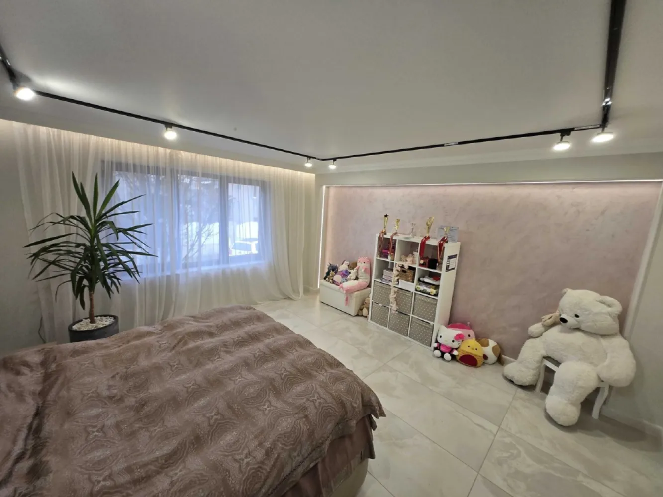 BRASADAS vinde PREMIUM – firmă / clinică. - Agentia Imobiliara BRASADAS vinde o proprietate PREMIUM, situata intr-una dintre cele mai linistite si cautate zone semicentrale din Satu Mare. Ideala pentru: • clinici medicale • cabinete • avocati, notari, consultanta • birouri corporate • wellness / estetica • activitati cu flux de clienti • locuinta de familie cu 3 niveluri si 3 intrari Parter – 110 mp premium (finisat complet, mutare imediata) • living sau sala de sedinte cu design modern • hol cu iluminat arhitectural • bucatarie ultramoderna complet utilata • 3 incaperi separate (birouri sau camere) • baie premium cu dus • finisaje ceramice italiene • jaluzele electrice • incalzire in pardoseala (inaltime 260 cm) Etaj – 110 mp (zugravit, bai in curs de finalizare) • 3 incaperi separate • 2 bai • hol larg • acces in pod utilizabil Ideal pentru personal, extinderea activitatii sau locuire. Demisol – 80 mp cu lumina naturala (inaltime 230 cm) • 3 incaperi luminoase • baie • camera tehnica • intrare separata • incalzire in pardoseala Perfect pentru depozitare, sala tehnica, arhiva, sala de instruire, birouri interne sau sala fitness. Dotari si beneficii • instalatie electrica noua • centrala noua, circuite separate pe fiecare nivel • termostate WiFi • acces point internet pe fiecare nivel (high speed) • ferestre noi, jaluzele electrice si manuale • izolatie cu spuma la etaj • pod podit, acces facil • doua intrari la casa + intrare separata la demisol • curte betonata, acces auto, parcare in fata si in curte (5 locuri) • canalizare noua Zona semicentrala, langa clinici si servicii • strada linistita • acces rapid spre centru • potrivita pentru activitate profesionala cu trafic moderat Www.brasadas.com. }}