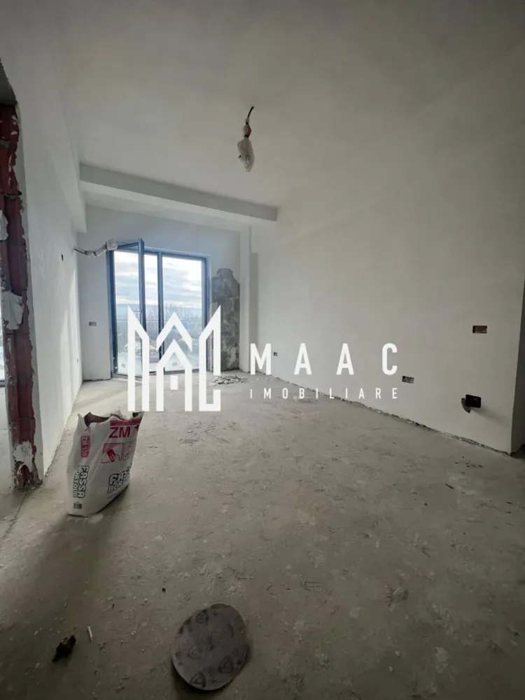 Apartament 2 camere | Dem Radulescu-Ostroveni | Bloc nou intabulat - MAAC Imobiliare vă oferă spre vânzare un apartament modern cu 2 camere, situat într-una dintre cele mai apreciate zone ale orașului – Dem Rădulescu – Ostroveni, Râmnicu Vâlcea. Proprietatea se află la etajul 2/3, într-un bloc nou, finalizat în 2025, dotat cu lift și intabulat, pregătit pentru tranzacționare imediată. Suprafață construită: 70 m² Compartimentare optimă: * Living luminos și spațios * Bucătărie separată * Dormitor confortabil * Baie modernă * Logie + balcon – spații ideale pentru relaxare Apartamentul se predă finisat la cheie, iar viitorul proprietar are posibilitatea de a personaliza finisajele după propriul gust, pentru un cămin exact așa cum și-l dorește. Loc de parcare exterior inclus în preț, înscris în actul de proprietate – un avantaj important într-o zonă aglomerată. Achiziția se poate realiza prin orice modalitate de plată, ceea ce face această ofertă accesibilă și flexibilă. Un apartament nou, modern, excelent poziționat și cu facilități complete – o oportunitate ideală oferită de MAAC Imobiliare. Pentru informații suplimentare sau pentru o vizionare, vă stăm cu drag la dispoziție! id: CP2851694 }}