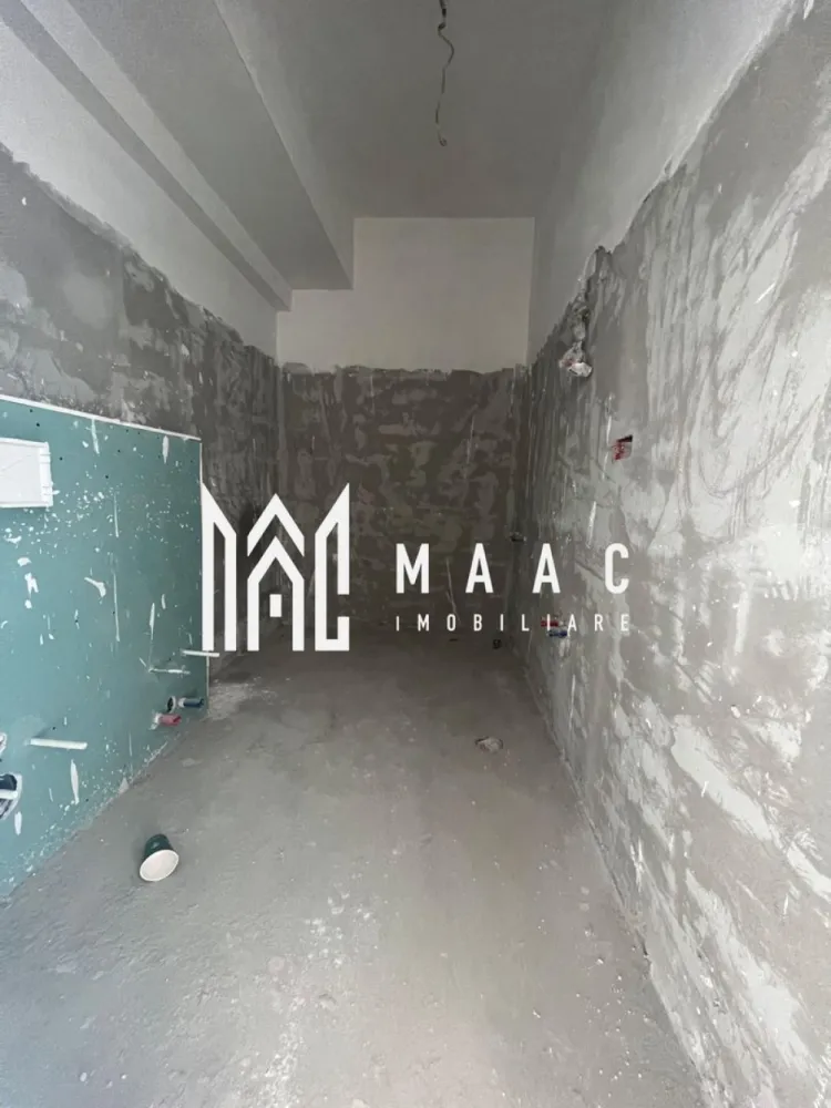 Apartament 2 camere | Dem Radulescu-Ostroveni | Bloc nou intabulat - MAAC Imobiliare vă oferă spre vânzare un apartament modern cu 2 camere, situat într-una dintre cele mai apreciate zone ale orașului – Dem Rădulescu – Ostroveni, Râmnicu Vâlcea. Proprietatea se află la etajul 2/3, într-un bloc nou, finalizat în 2025, dotat cu lift și intabulat, pregătit pentru tranzacționare imediată. Suprafață construită: 70 m² Compartimentare optimă: * Living luminos și spațios * Bucătărie separată * Dormitor confortabil * Baie modernă * Logie + balcon – spații ideale pentru relaxare Apartamentul se predă finisat la cheie, iar viitorul proprietar are posibilitatea de a personaliza finisajele după propriul gust, pentru un cămin exact așa cum și-l dorește. Loc de parcare exterior inclus în preț, înscris în actul de proprietate – un avantaj important într-o zonă aglomerată. Achiziția se poate realiza prin orice modalitate de plată, ceea ce face această ofertă accesibilă și flexibilă. Un apartament nou, modern, excelent poziționat și cu facilități complete – o oportunitate ideală oferită de MAAC Imobiliare. Pentru informații suplimentare sau pentru o vizionare, vă stăm cu drag la dispoziție! id: CP2851694 }}