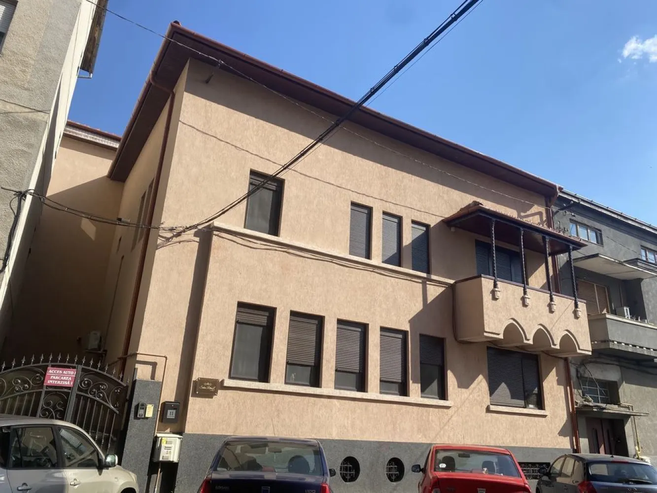 BRASADAS vinde casa pt locuit / afaceri zona ULTRACENTRALA. - Agenția imobiliara BRASADAS vinde vila deosebită în inima orașului Satu Mare - Ideală pentru locuit și afaceri Descoperă această bijuterie arhitecturală, situată în zona ultra-centrală a orașului Satu Mare, perfectă pentru cei care caută o locuință elegantă sau un spațiu comercial de prestigiu. Construită în 1937 și complet renovată în 2016, această proprietate oferă o combinație perfectă între farmecul clasic și confortul modern. Caracteristici principale: Suprafață totală construită: 262,23 mp Demisol generos: 252,07 mp construiți / 189,66 mp utili – ideal pentru depozitare sau activități comerciale. Parter spațios: 262,23 mp construiți / 212,54 mp utili – perfect pentru birouri sau spații de locuit deschise și luminoase. Etaj elegant: 249,3 mp construiți / 197,04 mp utili – ideal pentru locuință privată sau apartamente de lux. Pod foarte spațios: Poate fi transformat cu ușurință în birouri, camere de locuit sau chiar închiriat în regim hotelier – oportunitate perfectă pentru investiții suplimentare. Teren: 454 mp cu o curte privată de 191,77 mp, singura de pe stradă care permite accesul auto direct. Avantaje unice: Localizare excepțională: Situată în inima orașului, aproape de școli, mijloace de transport în comun, bănci și Parcul Central – tot ce ai nevoie la câțiva pași distanță! Flexibilitate: Imobilul este deja adaptat pentru utilizare mixtă – atât rezidențială, cât și comercială. Renovat complet: Modernizată în 2016, păstrându-se detalii originale, dar aducând un confort sporit și eficiență energetică. Aceasta este oportunitatea perfectă pentru cei care doresc să investească într-o proprietate de prestigiu, într-o locație de top, ce poate fi transformată într-un sediu de firmă, locuință de lux sau chiar o afacere prosperă. Www.brasadas.com. }}