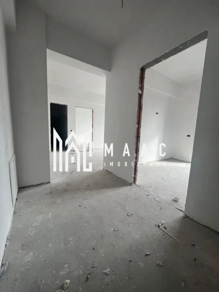 Apartament 2 camere | Dem Radulescu-Ostroveni | Bloc nou intabulat - MAAC Imobiliare vă oferă spre vânzare un apartament modern cu 2 camere, situat într-una dintre cele mai apreciate zone ale orașului – Dem Rădulescu – Ostroveni, Râmnicu Vâlcea. Proprietatea se află la etajul 2/3, într-un bloc nou, finalizat în 2025, dotat cu lift și intabulat, pregătit pentru tranzacționare imediată. Suprafață construită: 70 m² Compartimentare optimă: * Living luminos și spațios * Bucătărie separată * Dormitor confortabil * Baie modernă * Logie + balcon – spații ideale pentru relaxare Apartamentul se predă finisat la cheie, iar viitorul proprietar are posibilitatea de a personaliza finisajele după propriul gust, pentru un cămin exact așa cum și-l dorește. Loc de parcare exterior inclus în preț, înscris în actul de proprietate – un avantaj important într-o zonă aglomerată. Achiziția se poate realiza prin orice modalitate de plată, ceea ce face această ofertă accesibilă și flexibilă. Un apartament nou, modern, excelent poziționat și cu facilități complete – o oportunitate ideală oferită de MAAC Imobiliare. Pentru informații suplimentare sau pentru o vizionare, vă stăm cu drag la dispoziție! id: CP2851694 }}