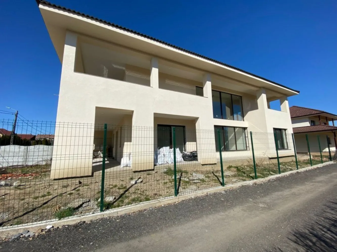 BRASADAS vinde casa NOUA din 2022 in zona Carpati 2. - Agenția imobiliara BRASADAS vinde casa NOUA constructie 2022 in zona Carpati 2. Cladirea are 270 mp. utili, este de tip D+P+E, are 4 dormitoare, beci, bucatarie, living cu loc de luat masa, camera tehnica, spalatorie, 2 bai, 2 terase si garaj. Este izolata cu polistiren de 15, are incalzire in pardosea si jaluzele electrice din metal pe exterior. Terenul aferent are suprafata de 508 mp. www.brasadas.com }}