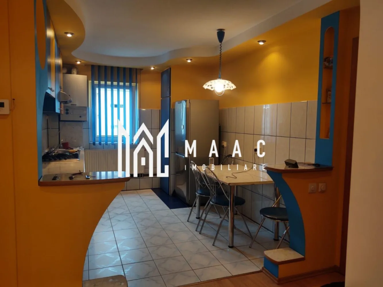 Apartament 3 camere I Etajul 3 I Decomandat I Strand - MAAC Imobiliare propune spre inchiriere un apartament cu 3 camere situat intr-un imobil cu 4 etaje din zona Strand.

Locuinta cuprinde: hol de acces, bucatarie deschisa, living, 2 dormitoare, baie cu vana si geam de aerisire.

Se preda mobilata/utilata ca in poze.

Nu sunt acceptate animale de companie.

Se percepe garantie si chirie in avans.

Disponibil de la 1 Iulie 2025.

Pentru mai multe detalii precizati telefonic ca ati vazut anuntul cu ID:CP2554141