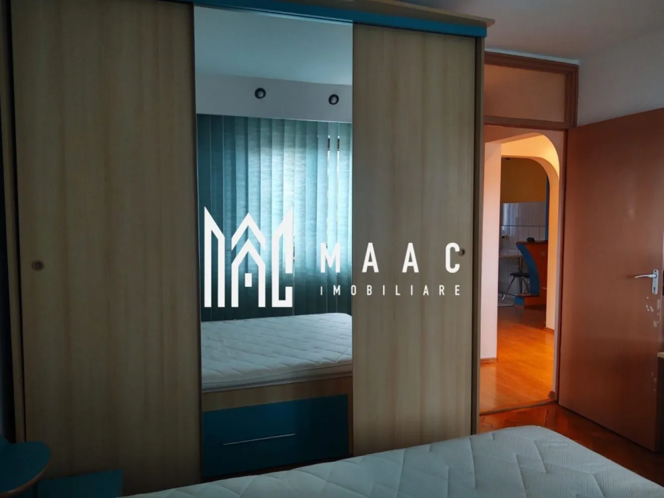 Apartament 3 camere I Etajul 3 I Decomandat I Strand - MAAC Imobiliare propune spre inchiriere un apartament cu 3 camere situat intr-un imobil cu 4 etaje din zona Strand.

Locuinta cuprinde: hol de acces, bucatarie deschisa, living, 2 dormitoare, baie cu vana si geam de aerisire.

Se preda mobilata/utilata ca in poze.

Nu sunt acceptate animale de companie.

Se percepe garantie si chirie in avans.

Disponibil de la 1 Iulie 2025.

Pentru mai multe detalii precizati telefonic ca ati vazut anuntul cu ID:CP2554141