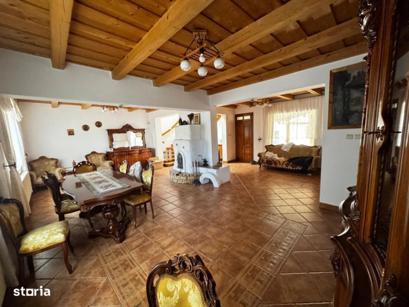 BRASADAS vinde casa în zona Titulescu. - Agentia Imobiliara BRASADAS vinde o casă spațioasă, situată într-o zonă căutată și liniștită și anume zona Titulescu, Satu Mare. Proprietatea este ideală pentru o familie care caută confort, intimitate și un spațiu generos atât în interior, cât și în exterior.Casa are o suprafață utilă de 200 m², compartimentată eficient, și este amplasată pe un teren de 10 ari, cu o grădină ideală pentru relaxare, grătar având un spațiu verde vast Caracteristici: Utilități complete – apă, gaz, electricitate, canalizareGrădină mare – perfectă pentru familie sau hobby-uri în aer liberCasa mai beneficiează de boiler cu apă caldă care funcționează pe baza panourilor solare și de panouri fotovoltaice pentru o factură mai redusă la curent. De asemenea casa are construită și o saună. Stare: necesită renovareTip încălzire – centrală pe gaz și șemineu. www.brasadas.com. }}