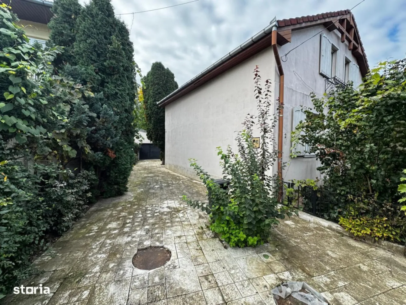 BRASADAS vinde casa în zona Titulescu. - Agentia Imobiliara BRASADAS vinde o casă spațioasă, situată într-o zonă căutată și liniștită și anume zona Titulescu, Satu Mare. Proprietatea este ideală pentru o familie care caută confort, intimitate și un spațiu generos atât în interior, cât și în exterior.Casa are o suprafață utilă de 200 m², compartimentată eficient, și este amplasată pe un teren de 10 ari, cu o grădină ideală pentru relaxare, grătar având un spațiu verde vast Caracteristici: Utilități complete – apă, gaz, electricitate, canalizareGrădină mare – perfectă pentru familie sau hobby-uri în aer liberCasa mai beneficiează de boiler cu apă caldă care funcționează pe baza panourilor solare și de panouri fotovoltaice pentru o factură mai redusă la curent. De asemenea casa are construită și o saună. Stare: necesită renovareTip încălzire – centrală pe gaz și șemineu. www.brasadas.com. }}