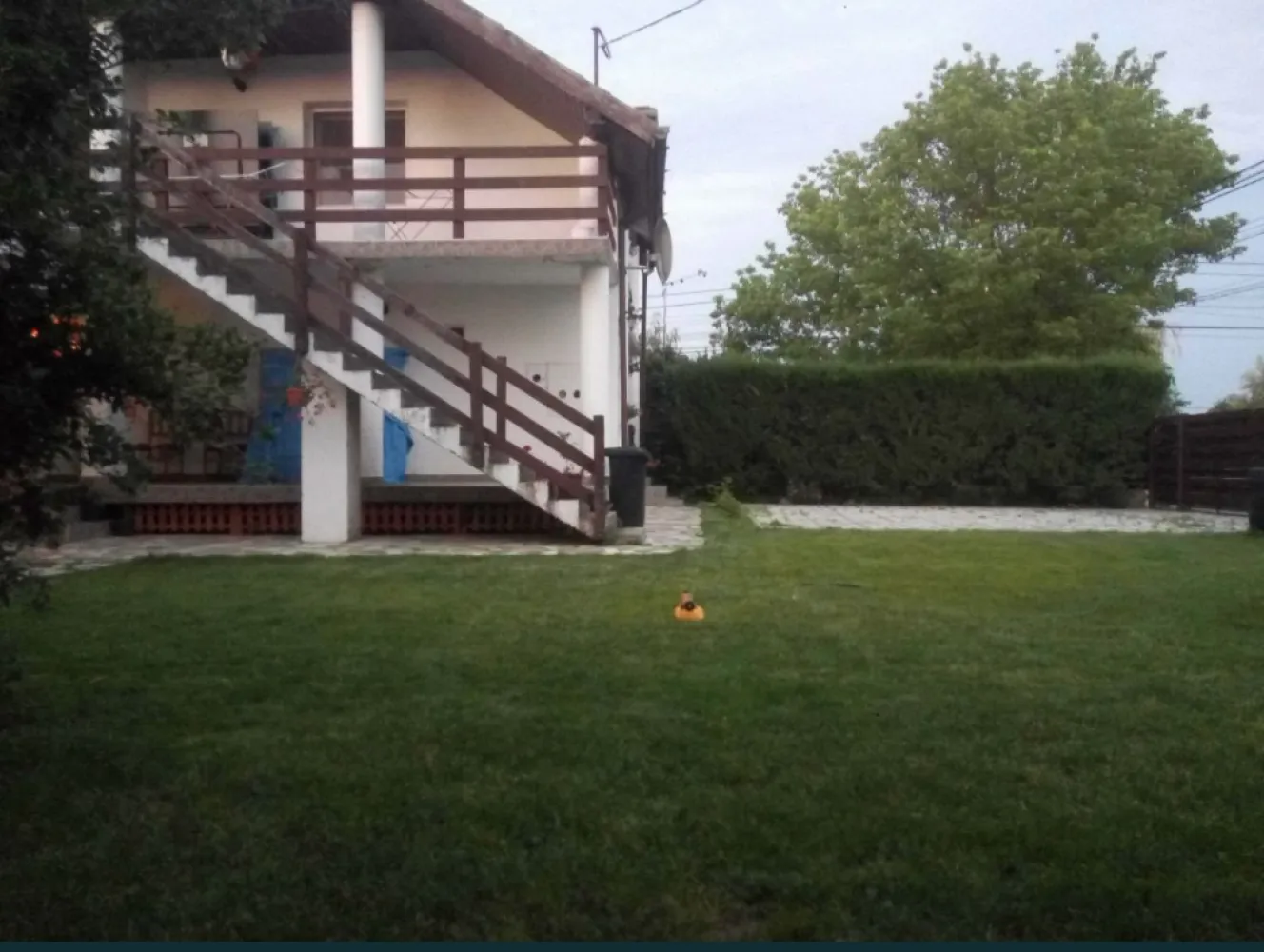 BRASADAS vinde casa 4 cam teren 688mp in zona Lucian Blaga. - Agenția imobiliara BRASADAS vinde casa de locuit tip P+E in suprafata de 175 mp + anexa/apartament in suprafata de 50 mp cu o terasa de aprox. 60 mp. Terenul este imprejmuit si are o suprafata de 688 mp. Casa este compartimentata astfel: PARTER : hol, dressing, baie, camera, bucatarie cu acces la o terasa de 12 mp, living open space cu acces la o terasa de 15 mp. ETAJ : - hol cu iesire pe o terasa de 10 mp, dormitor si inca doua dormitoare, hol si baie, care formeaza un apartament. Acces (si de) pe terasa. In continuarea casei, spre curtea interioara este un apartament cu acces total separat compus din: dormitor, baie, zona de bucatarie cu chicineta + camera, cu incalzire, apa, canalizare. Intreaga suprafata a apartamentului formeaza o terasa generoasa, cu suprafata de aprox. 60 mp folosita ca zona de relaxare (mobilier de gradina, masa de tenis etc). Proprietatea este realizata integral din zidarie, in anul 2000, este izolata si racordata la reteaua de apa, canalizare, electricitate (inclusiv trifazic), gaze naturale, cablu Tv si internet, fiind astfel amplasata si compartimentata incat permite functionalitati multiple, fie casa de locuit pentru una sau doua familii, spatii pentru birouri, utilizare mixta ca spatiu de locuit (casa) si inchiriere Airbnb, Booking, etc (apartamentele). Se vinde complet echipata si mobilata. Curtea, in mare parte, este acoperita cu iarba, exceptand aleile si zona de parcare (pentru 2 masini) si este bogata in vegetatie (arbori/brazi) fiind o bariera naturala care asigura intimitate, protectie si umbra. Din punct de vedere structural/functional proprietatea este in stare foarte buna. www.brasadas.com. }}