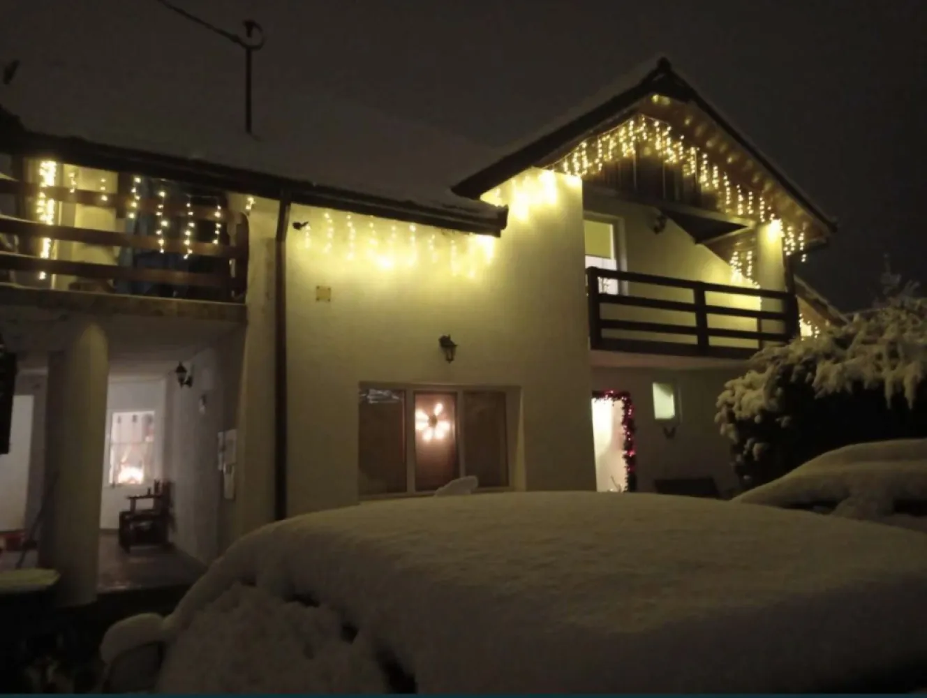 BRASADAS vinde casa 4 cam teren 688mp in zona Lucian Blaga. - Agenția imobiliara BRASADAS vinde casa de locuit tip P+E in suprafata de 175 mp + anexa/apartament in suprafata de 50 mp cu o terasa de aprox. 60 mp. Terenul este imprejmuit si are o suprafata de 688 mp. Casa este compartimentata astfel: PARTER : hol, dressing, baie, camera, bucatarie cu acces la o terasa de 12 mp, living open space cu acces la o terasa de 15 mp. ETAJ : - hol cu iesire pe o terasa de 10 mp, dormitor si inca doua dormitoare, hol si baie, care formeaza un apartament. Acces (si de) pe terasa. In continuarea casei, spre curtea interioara este un apartament cu acces total separat compus din: dormitor, baie, zona de bucatarie cu chicineta + camera, cu incalzire, apa, canalizare. Intreaga suprafata a apartamentului formeaza o terasa generoasa, cu suprafata de aprox. 60 mp folosita ca zona de relaxare (mobilier de gradina, masa de tenis etc). Proprietatea este realizata integral din zidarie, in anul 2000, este izolata si racordata la reteaua de apa, canalizare, electricitate (inclusiv trifazic), gaze naturale, cablu Tv si internet, fiind astfel amplasata si compartimentata incat permite functionalitati multiple, fie casa de locuit pentru una sau doua familii, spatii pentru birouri, utilizare mixta ca spatiu de locuit (casa) si inchiriere Airbnb, Booking, etc (apartamentele). Se vinde complet echipata si mobilata. Curtea, in mare parte, este acoperita cu iarba, exceptand aleile si zona de parcare (pentru 2 masini) si este bogata in vegetatie (arbori/brazi) fiind o bariera naturala care asigura intimitate, protectie si umbra. Din punct de vedere structural/functional proprietatea este in stare foarte buna. www.brasadas.com. }}