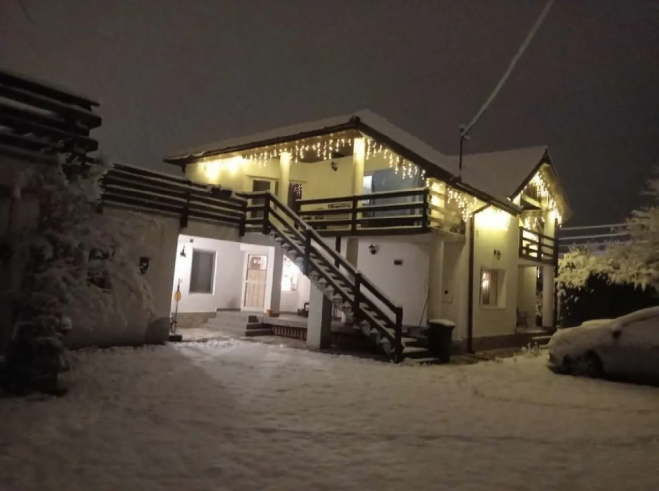 BRASADAS vinde casa 4 cam teren 688mp in zona Lucian Blaga. - Agenția imobiliara BRASADAS vinde casa de locuit tip P+E in suprafata de 175 mp + anexa/apartament in suprafata de 50 mp cu o terasa de aprox. 60 mp. Terenul este imprejmuit si are o suprafata de 688 mp. Casa este compartimentata astfel: PARTER : hol, dressing, baie, camera, bucatarie cu acces la o terasa de 12 mp, living open space cu acces la o terasa de 15 mp. ETAJ : - hol cu iesire pe o terasa de 10 mp, dormitor si inca doua dormitoare, hol si baie, care formeaza un apartament. Acces (si de) pe terasa. In continuarea casei, spre curtea interioara este un apartament cu acces total separat compus din: dormitor, baie, zona de bucatarie cu chicineta + camera, cu incalzire, apa, canalizare. Intreaga suprafata a apartamentului formeaza o terasa generoasa, cu suprafata de aprox. 60 mp folosita ca zona de relaxare (mobilier de gradina, masa de tenis etc). Proprietatea este realizata integral din zidarie, in anul 2000, este izolata si racordata la reteaua de apa, canalizare, electricitate (inclusiv trifazic), gaze naturale, cablu Tv si internet, fiind astfel amplasata si compartimentata incat permite functionalitati multiple, fie casa de locuit pentru una sau doua familii, spatii pentru birouri, utilizare mixta ca spatiu de locuit (casa) si inchiriere Airbnb, Booking, etc (apartamentele). Se vinde complet echipata si mobilata. Curtea, in mare parte, este acoperita cu iarba, exceptand aleile si zona de parcare (pentru 2 masini) si este bogata in vegetatie (arbori/brazi) fiind o bariera naturala care asigura intimitate, protectie si umbra. Din punct de vedere structural/functional proprietatea este in stare foarte buna. www.brasadas.com. }}