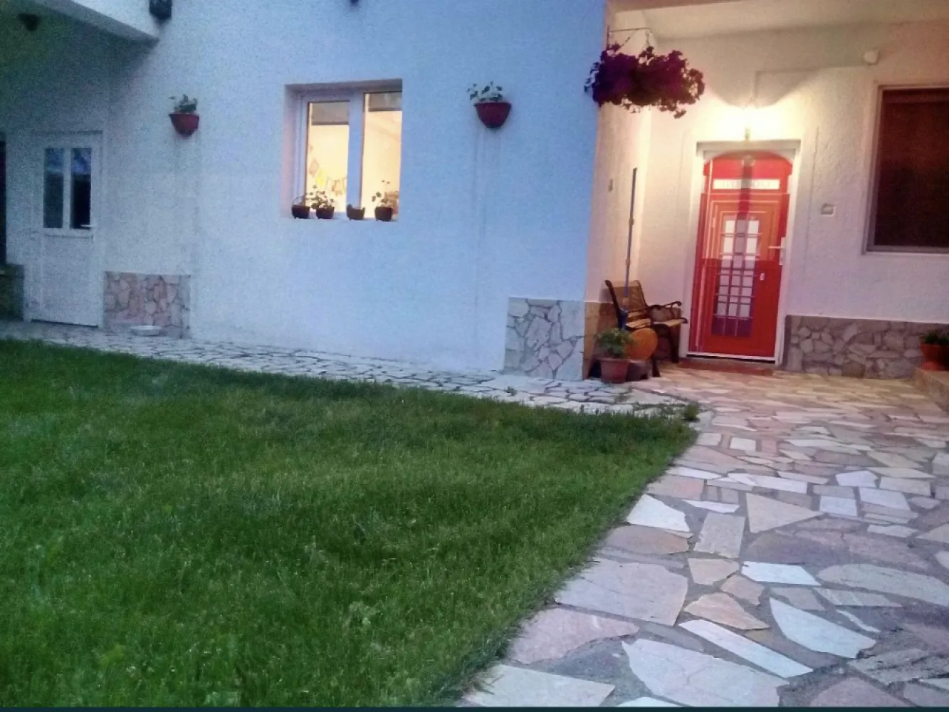 BRASADAS vinde casa 4 cam teren 688mp in zona Lucian Blaga. - Agenția imobiliara BRASADAS vinde casa de locuit tip P+E in suprafata de 175 mp + anexa/apartament in suprafata de 50 mp cu o terasa de aprox. 60 mp. Terenul este imprejmuit si are o suprafata de 688 mp. Casa este compartimentata astfel: PARTER : hol, dressing, baie, camera, bucatarie cu acces la o terasa de 12 mp, living open space cu acces la o terasa de 15 mp. ETAJ : - hol cu iesire pe o terasa de 10 mp, dormitor si inca doua dormitoare, hol si baie, care formeaza un apartament. Acces (si de) pe terasa. In continuarea casei, spre curtea interioara este un apartament cu acces total separat compus din: dormitor, baie, zona de bucatarie cu chicineta + camera, cu incalzire, apa, canalizare. Intreaga suprafata a apartamentului formeaza o terasa generoasa, cu suprafata de aprox. 60 mp folosita ca zona de relaxare (mobilier de gradina, masa de tenis etc). Proprietatea este realizata integral din zidarie, in anul 2000, este izolata si racordata la reteaua de apa, canalizare, electricitate (inclusiv trifazic), gaze naturale, cablu Tv si internet, fiind astfel amplasata si compartimentata incat permite functionalitati multiple, fie casa de locuit pentru una sau doua familii, spatii pentru birouri, utilizare mixta ca spatiu de locuit (casa) si inchiriere Airbnb, Booking, etc (apartamentele). Se vinde complet echipata si mobilata. Curtea, in mare parte, este acoperita cu iarba, exceptand aleile si zona de parcare (pentru 2 masini) si este bogata in vegetatie (arbori/brazi) fiind o bariera naturala care asigura intimitate, protectie si umbra. Din punct de vedere structural/functional proprietatea este in stare foarte buna. www.brasadas.com. }}