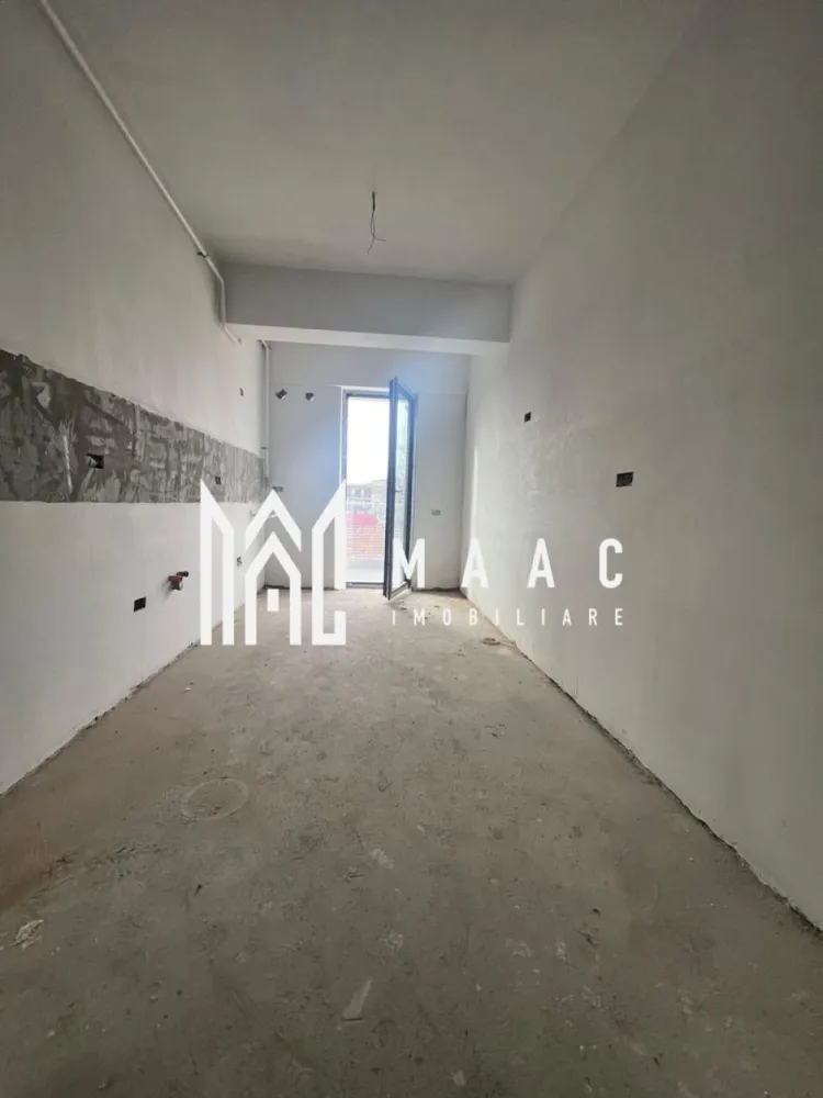 Studio | Dem Radulescu- Ostroveni | Bloc intabulat - MAAC Imobiliare vă propune spre vânzare un studio modern, situat în zona foarte căutată Dem Rădulescu – Ostroveni, în Râmnicu Vâlcea. Proprietatea se află la etajul 2 al unui bloc intabulat, oferind confort și acces rapid la toate punctele de interes din zonă. Suprafață construită: 50 m² Compartimentare practică și bine gândită: * Cameră spațioasă și luminoasă * Bucătărie separată * Grup sanitar * Terasă ideală pentru relaxare Studioul se vinde finisat, iar predarea se face imediat, cu posibilitatea ca viitorul proprietar să personalizeze spațiul după propriile preferințe. Loc de parcare exterior inclus în preț, înscris în actul de proprietate – un avantaj important pentru zonă. Achiziția se poate face prin orice modalitate de plată, ceea ce face această ofertă potrivită pentru locuire sau investiție. Un studio cochet, într-o zonă în plină dezvoltare – o oportunitate excelentă oferită de MAAC Imobiliare. Pentru detalii suplimentare sau programarea unei vizionări, vă stăm cu drag la dispoziție! id: CP2851671 }}