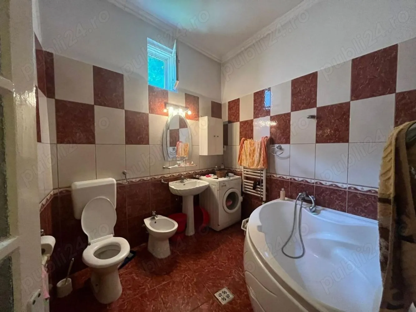 BRASADAS vinde casa cu 3 camere in zona ultracentrala. - Agenția imobiliara BRASADAS vinde casa, zona ultracentrala, 342 metri patrati, 3 camere, hol spatios, baie, bucatarie, incalzire sistem centralizat, curte cu garaj. Www.brasadas.com. }}