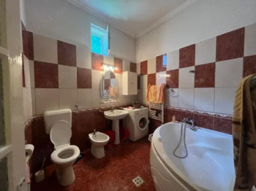 BRASADAS vinde casa cu 3 camere in zona ultracentrala.