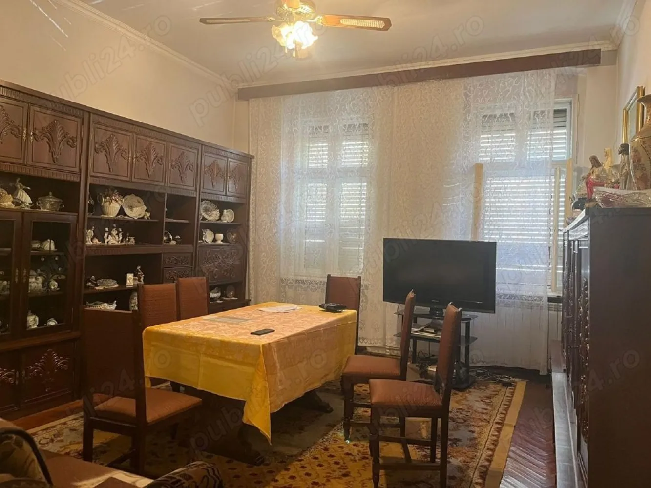 BRASADAS vinde casa cu 3 camere in zona ultracentrala. - Agenția imobiliara BRASADAS vinde casa, zona ultracentrala, 342 metri patrati, 3 camere, hol spatios, baie, bucatarie, incalzire sistem centralizat, curte cu garaj. Www.brasadas.com. }}