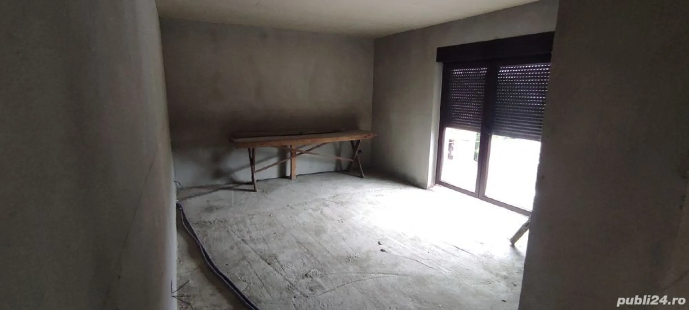 BRASADAS vinde casa in zona Drexlmaier. - Agentia Imobiliara BRASADAS vinde casa cu etaj 198 mp semifinisata cu 3 camere, living, 2 bai , bucătărie, beci, și anexa o casa cu 2 camere bucătărie și baie + garaj. Suprafață teren 5.5 ari, in zona foarte buna și linistita. Www.brasadas.com }}