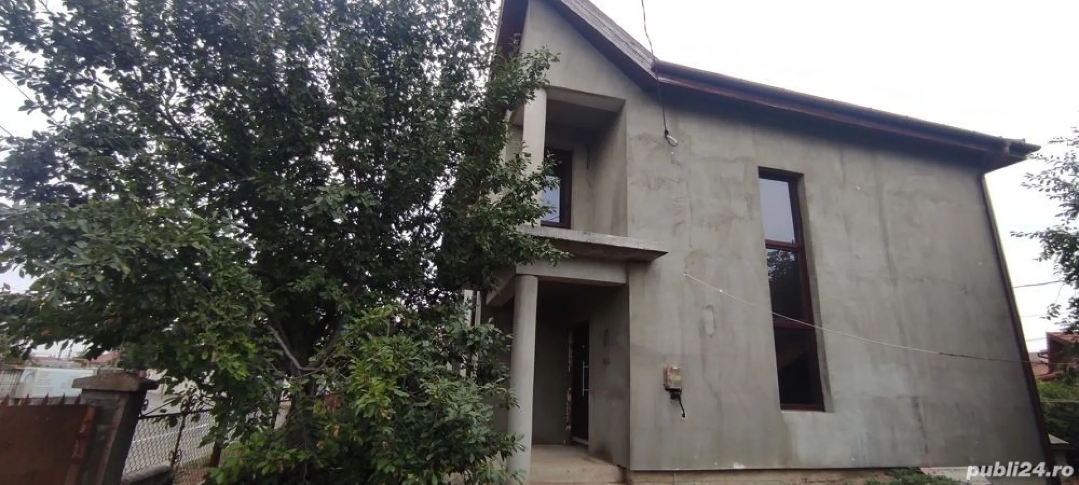 BRASADAS vinde casa in zona Drexlmaier. - Agentia Imobiliara BRASADAS vinde casa cu etaj 198 mp semifinisata cu 3 camere, living, 2 bai , bucătărie, beci, și anexa o casa cu 2 camere bucătărie și baie + garaj. Suprafață teren 5.5 ari, in zona foarte buna și linistita. Www.brasadas.com }}