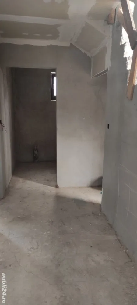 BRASADAS vinde casa in zona Drexlmaier. - Agentia Imobiliara BRASADAS vinde casa cu etaj 198 mp semifinisata cu 3 camere, living, 2 bai , bucătărie, beci, și anexa o casa cu 2 camere bucătărie și baie + garaj. Suprafață teren 5.5 ari, in zona foarte buna și linistita. Www.brasadas.com }}